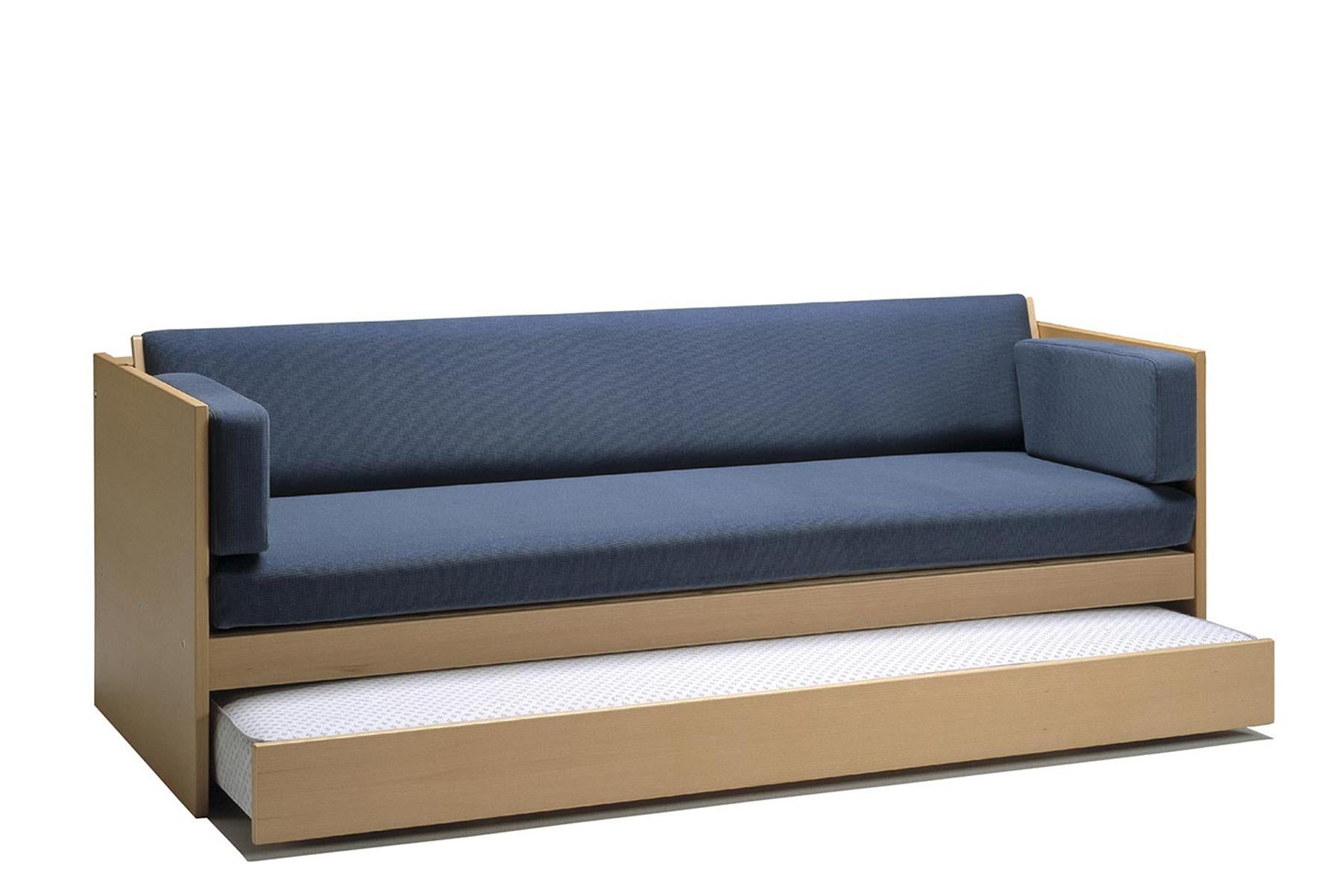 Das 1954 von Hans Wegner entworfene Daybed GE 259 ist ein vielseitiges Möbelstück. Die gepolsterte Rückenlehne lässt sich anheben, um ein geräumiges Bett zu erhalten. Diese Bank aus Massivholz wird in der GETAMA-Fabrik in Gedsted, Dänemark, von