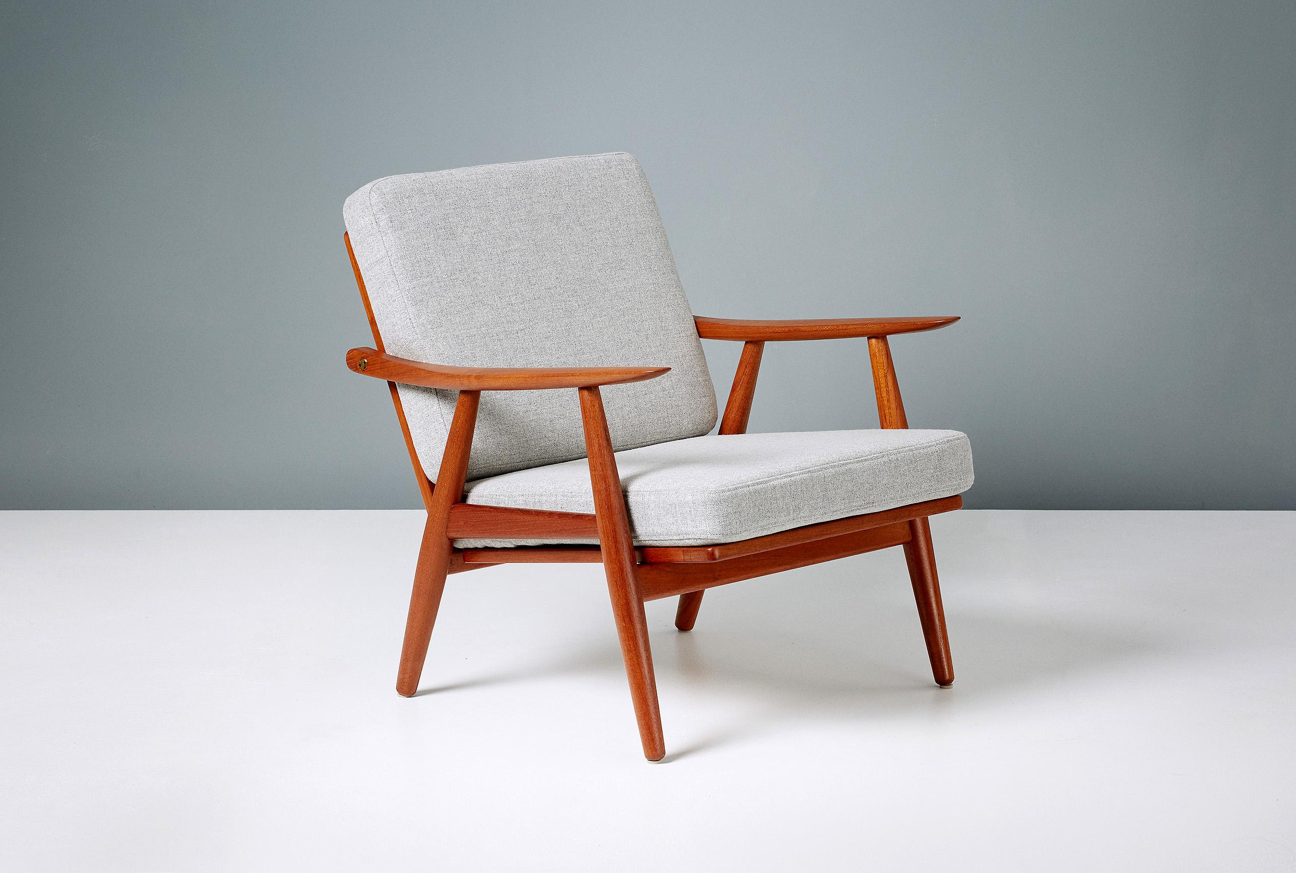 Hans Wegner
GE-270 Liegestühle, 1956

Klassische Wegner-Sessel, hergestellt von GETAMA in Gedsted, Dänemark, in den 1950er Jahren. Restaurierter Teakholzrahmen mit freiliegenden Messingbeschlägen. Neue Schaumstoffkissen, bezogen mit grauem