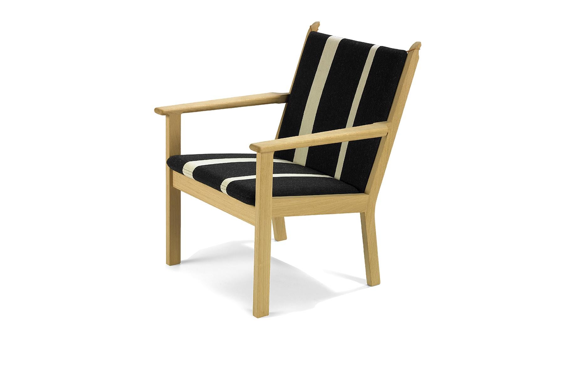 Mid-Century Modern Hans Wegner GE-284 Lounge Chair, Lacquered Beech For Sale