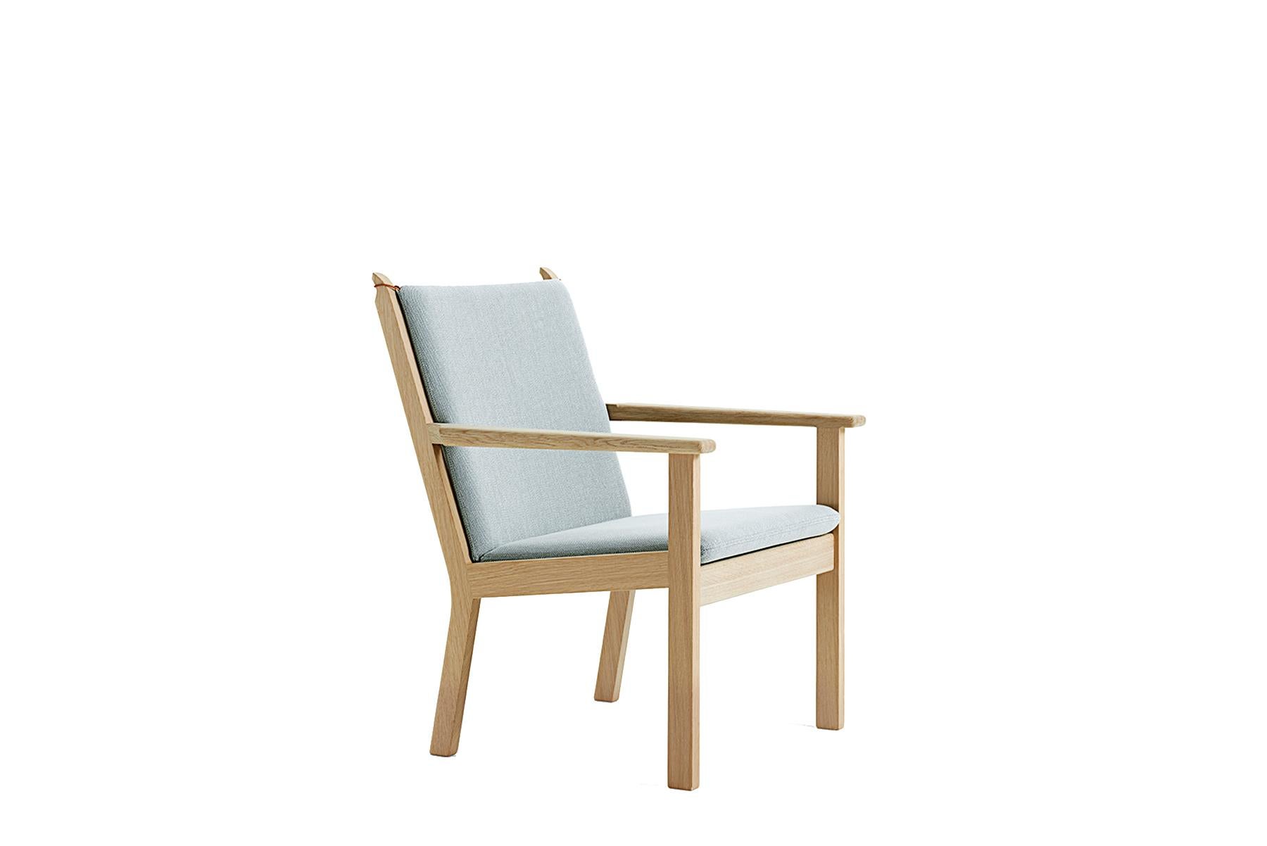 Mid-Century Modern Hans Wegner GE-284 Lounge Chair, Stained Oak For Sale