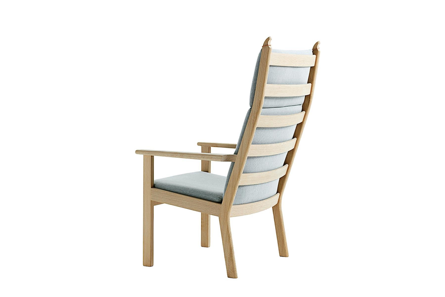 Der von Hans Wegner entworfene Loungesessel 284A mit hoher Rückenlehne besticht durch seine klaren Linien für ein modernes Zuhause. Der Stuhl wird in der GETAMA-Fabrik im dänischen Gedsted von erfahrenen Schreinern in traditioneller skandinavischer