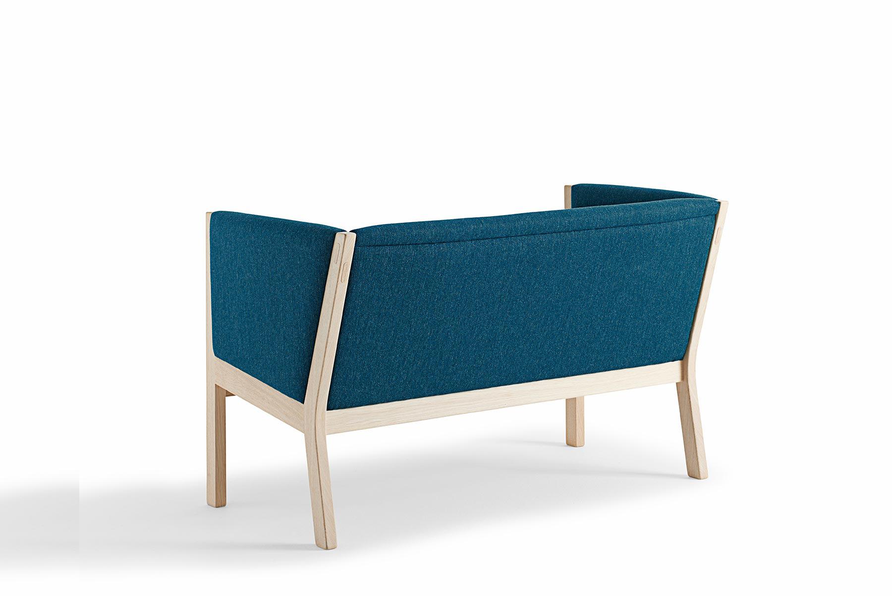Mid-Century Modern Hans Wegner GE 285 2-Seat Sofa, Stained Beech For Sale