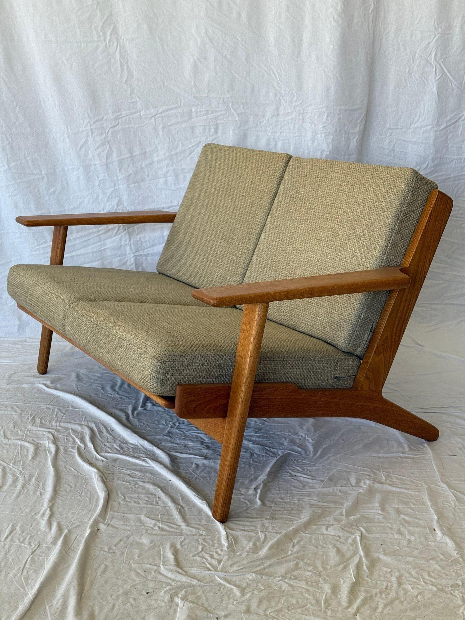 Sofá de 2 plazas Hans Wegner GE-290. Diseñado en 1953.  Producido por Getama.  Se ha quemado en Firma.