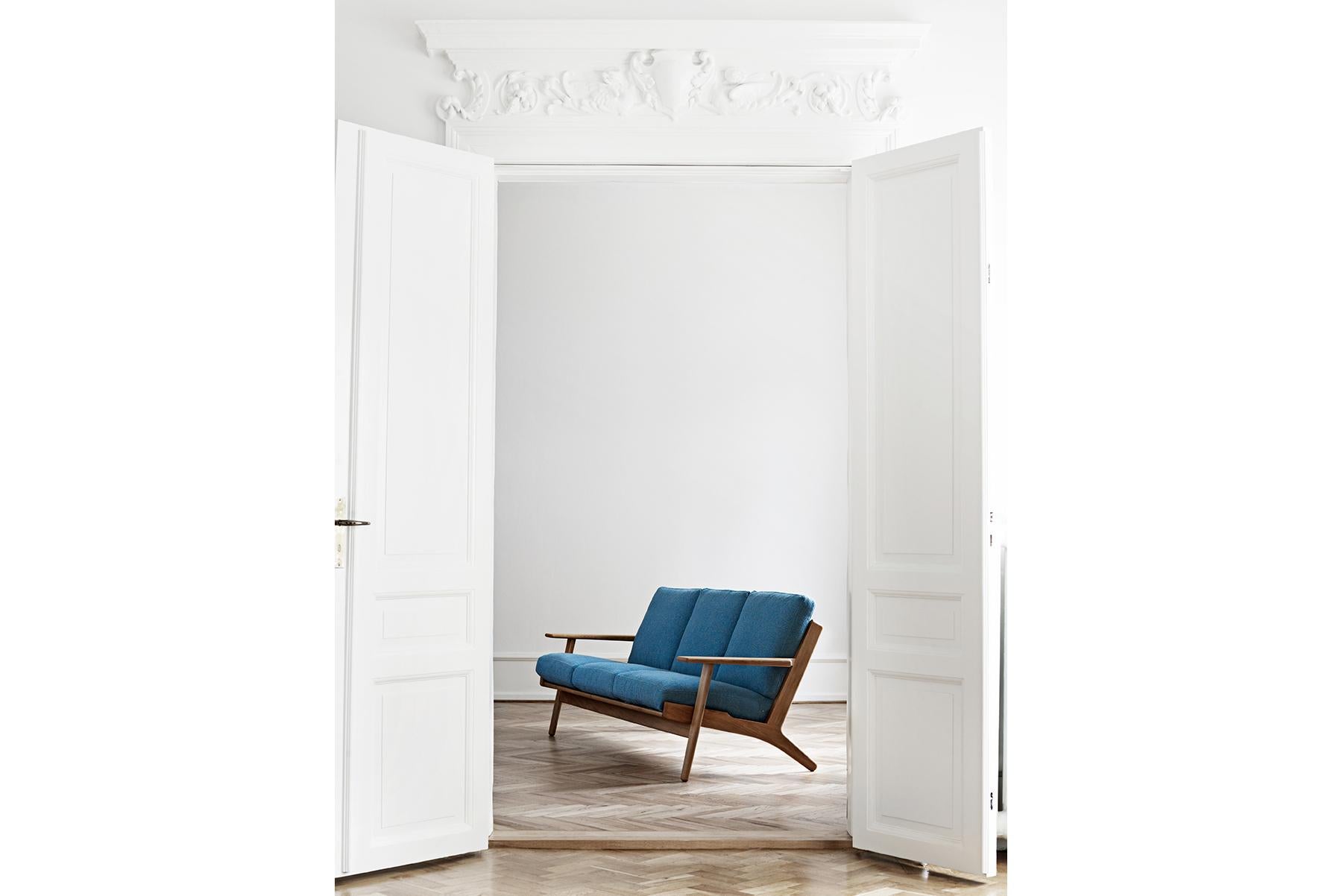 Mid-Century Modern Hans Wegner GE-290/3 Sofa For Sale