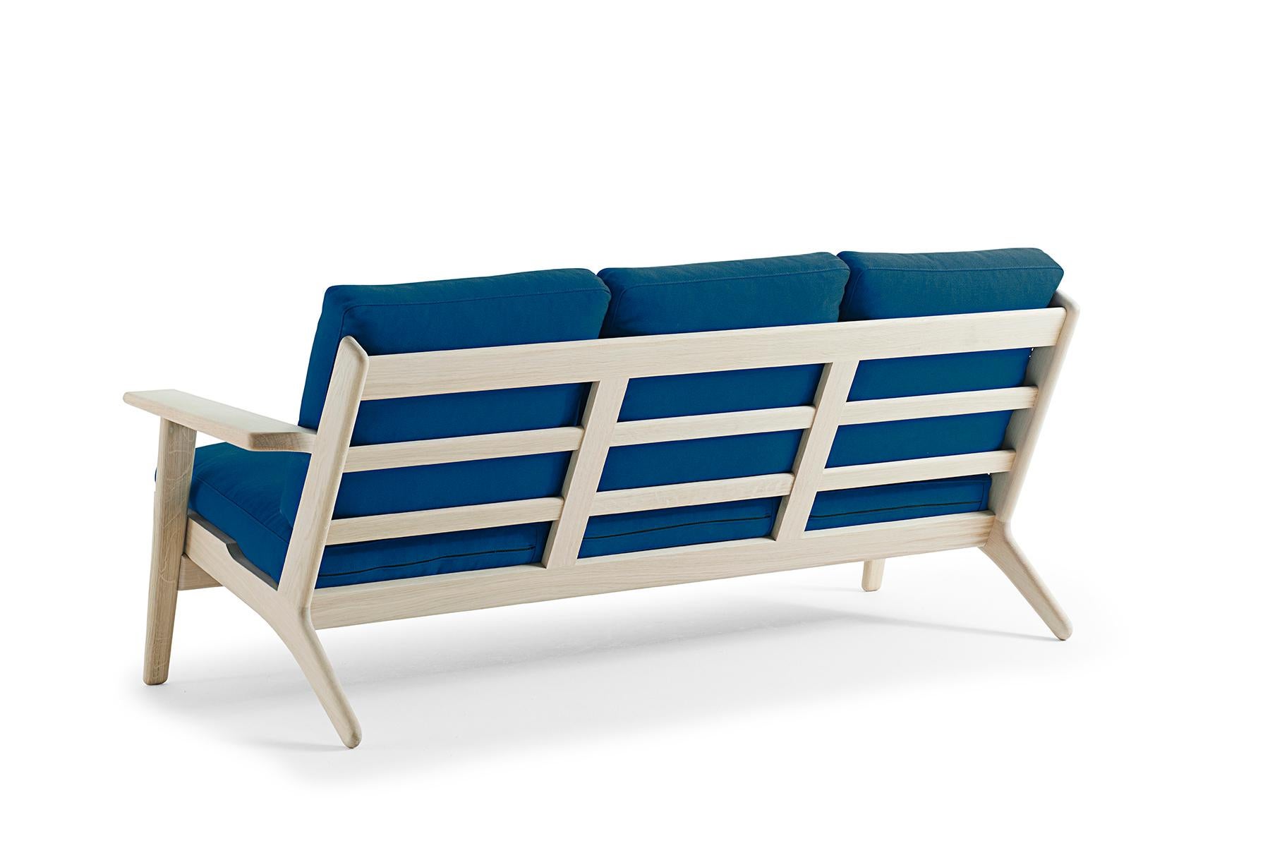Conçue par Hans Wegner pour Getama en 1953, la GE 290/3 est la version trois places de la chaise longue 290 - l'une des œuvres classiques et les plus appréciées de l'architecte. Les grands bras à palettes sculptés mettent en valeur la beauté