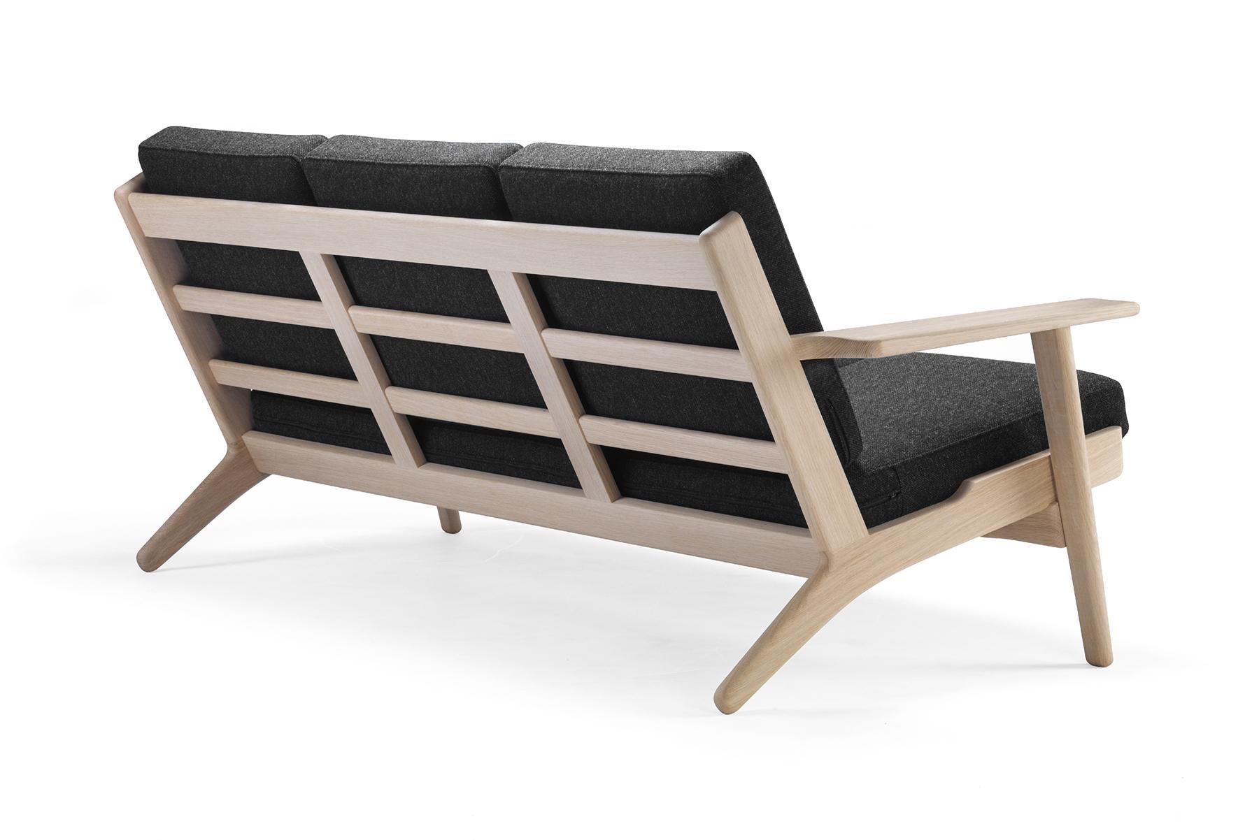 Der GE 290/3 wurde 1953 von Hans Wegner für GETAMA entworfen und ist die dreisitzige Version des Sessels 290 - eines der klassischen und meistgeschätzten Werke des Architekten. Die großen, geschwungenen Paddelarme bringen die natürliche Schönheit