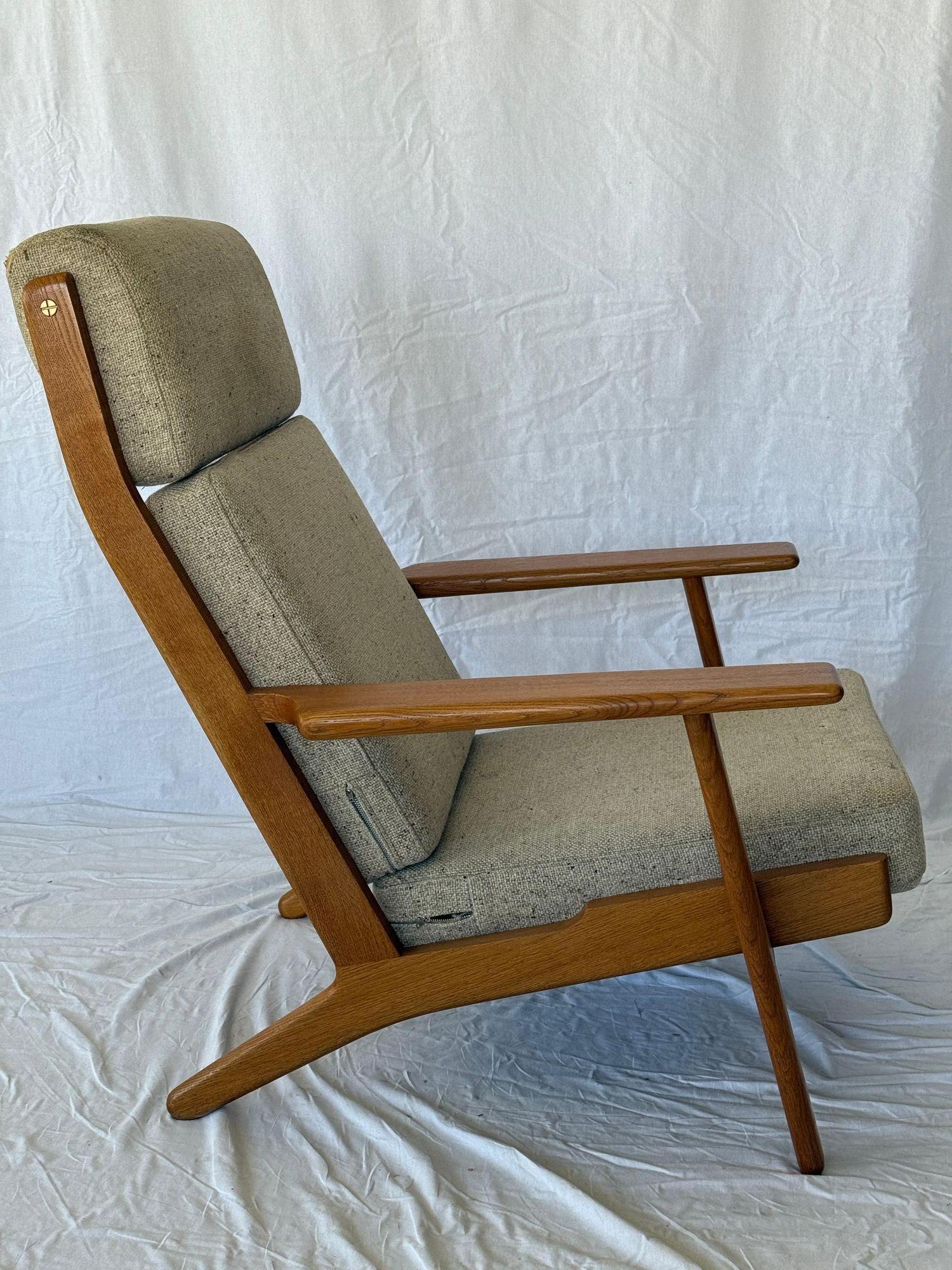 Hans Wegner GE-290 High Back Armchair Designé en 1953 et produit par GETAMA.  A brûlé dans la signature