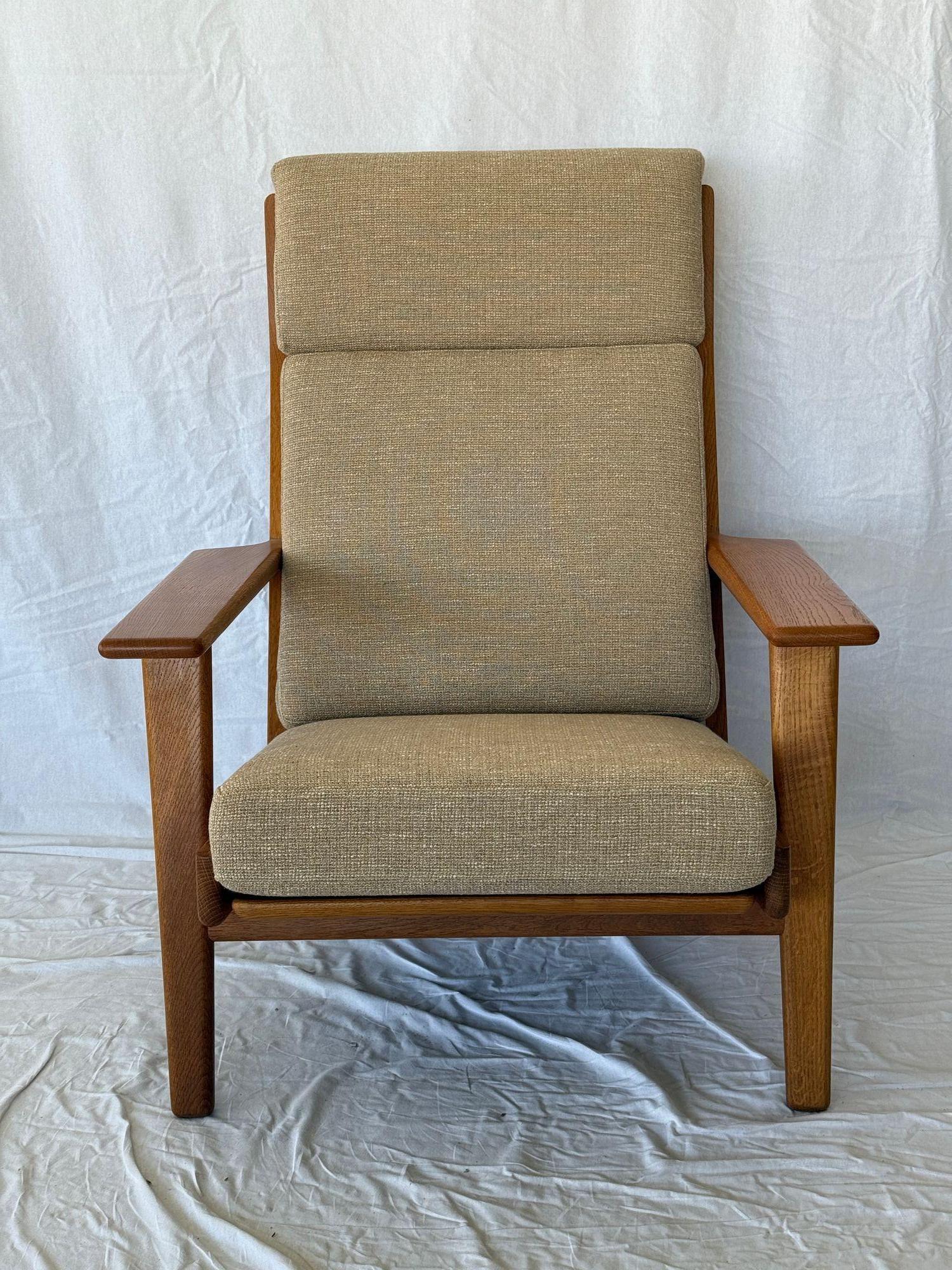 Hans Wegner GE-290 Chaise longue à dossier haut  Conçu en 1953 et produit par GETAMA.  A brûlé dans la signature.