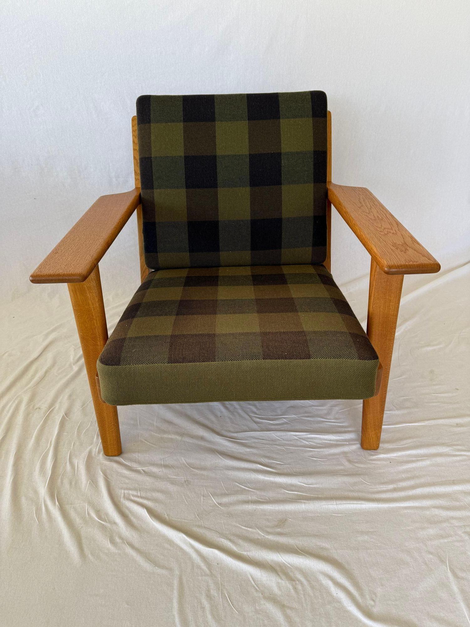 Hans Wegner GE-290 Lounge Chair designed in 1953 and produced by GETAMA   Signed with Stamp on the Underneath.