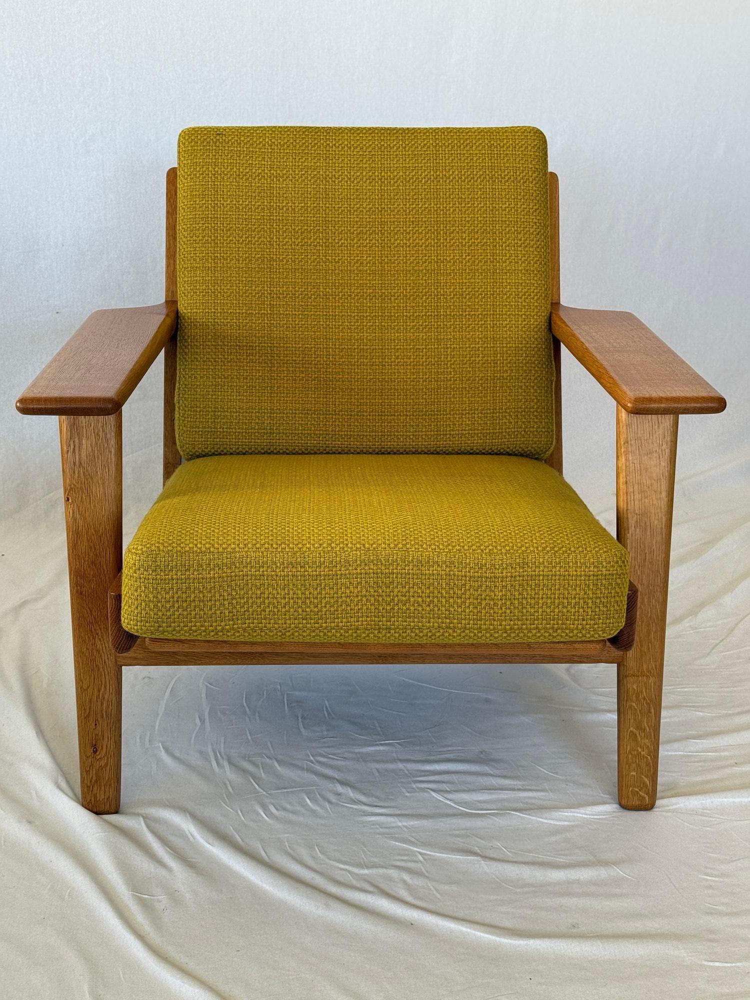 Hans Wegner GE-290 Lounge Chair designed in 1953 and produced by GETAMA. Signed with Mark on wood Underneath.

