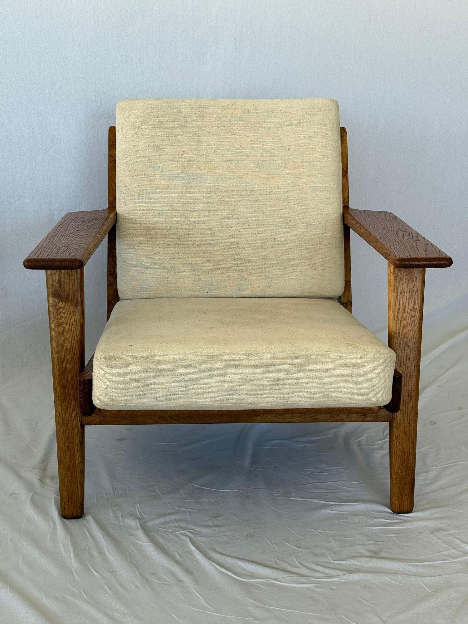 Hans Wegner GE-290 Lounge Chair designed in 1953 and produced by GETAMA. Signed with Mark Underneath.