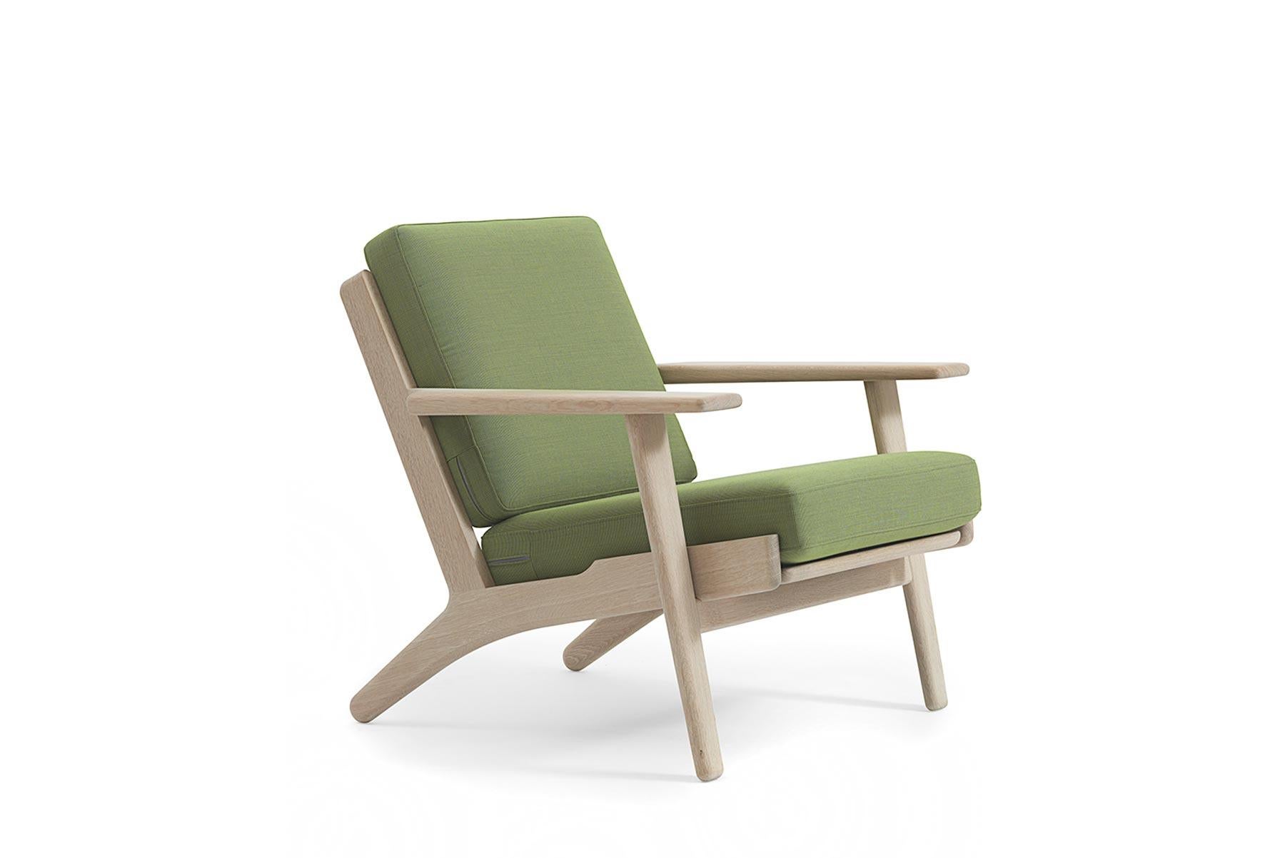 Conçu par Hans Wegner pour Getama en 1953, le GE 290 est l'une des œuvres classiques et les plus appréciées de l'architecte. Les grands bras à palettes sculptés mettent en valeur la beauté naturelle du grain du bois et de la menuiserie impeccable.