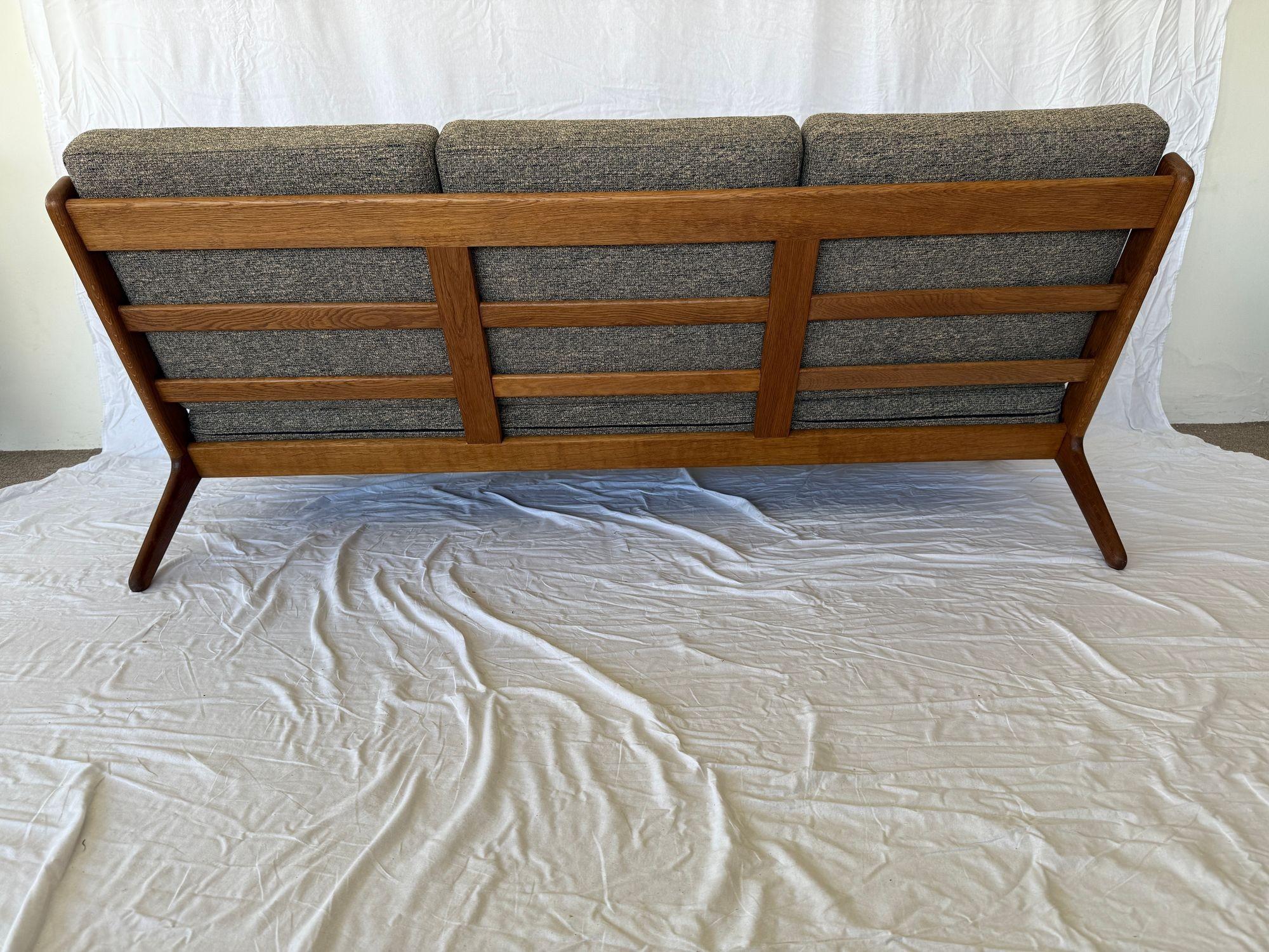 Hans Wegner GE-290 Sofa In Excellent Condition For Sale In Los Angeles, CA