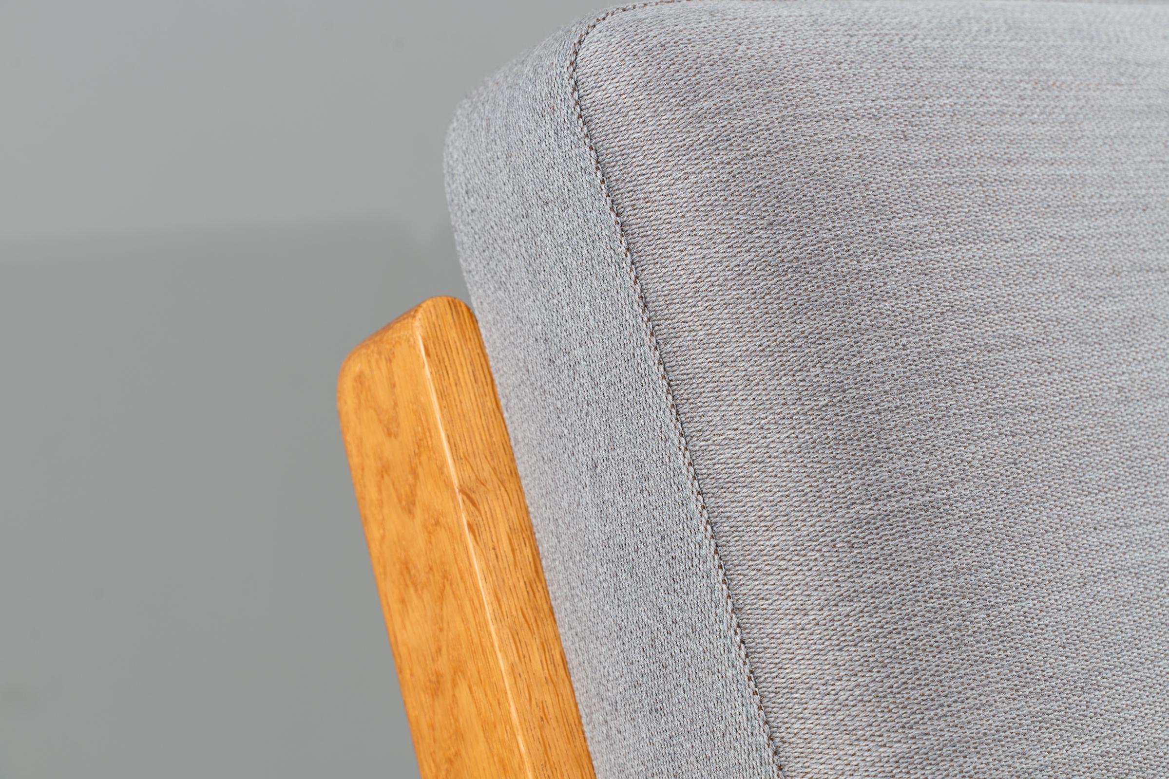 Das 1953 von Hans Wegner für Getama entworfene Sofa GE 290 ist eines der zeitlosen Stücke von Hans Wegner. Das Gestell aus massiver Eiche hat schräge, diagonale Beine. Die Armlehnen sind flach und breit, was diesem Sofa seinen Spitznamen einbrachte: