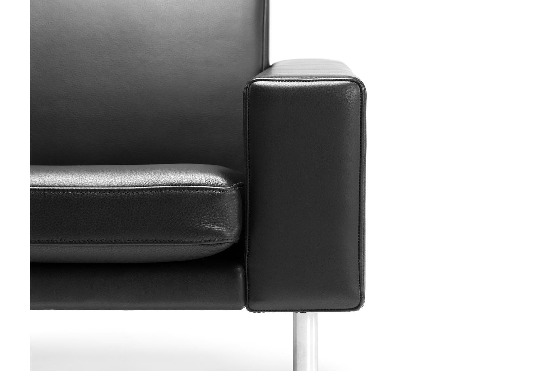 Conçu par Hans Wegner pour GETAMA en 1955, le fauteuil de salon 240 se caractérise par un savoir-faire et une ergonomie inégalés. Les bras sculptés en forme de 