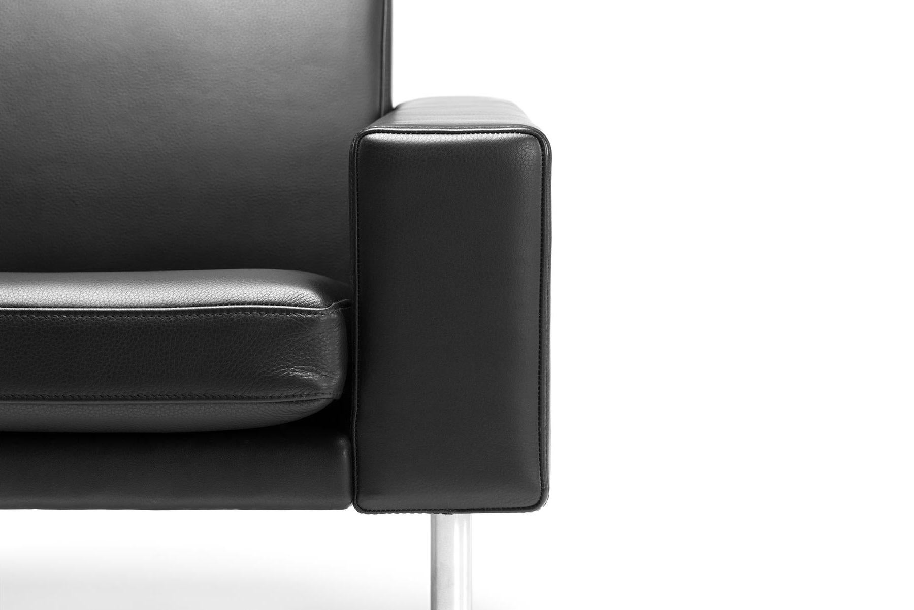 Disegnata da Hans Wegner per Getama nel 1957, la poltrona GE 34 presenta linee pulite e moderne, perfette per qualsiasi casa o ufficio. La sedia è costruita a mano nella fabbrica Getama di Gedsted, in Danimarca, da abili ebanisti che utilizzano le