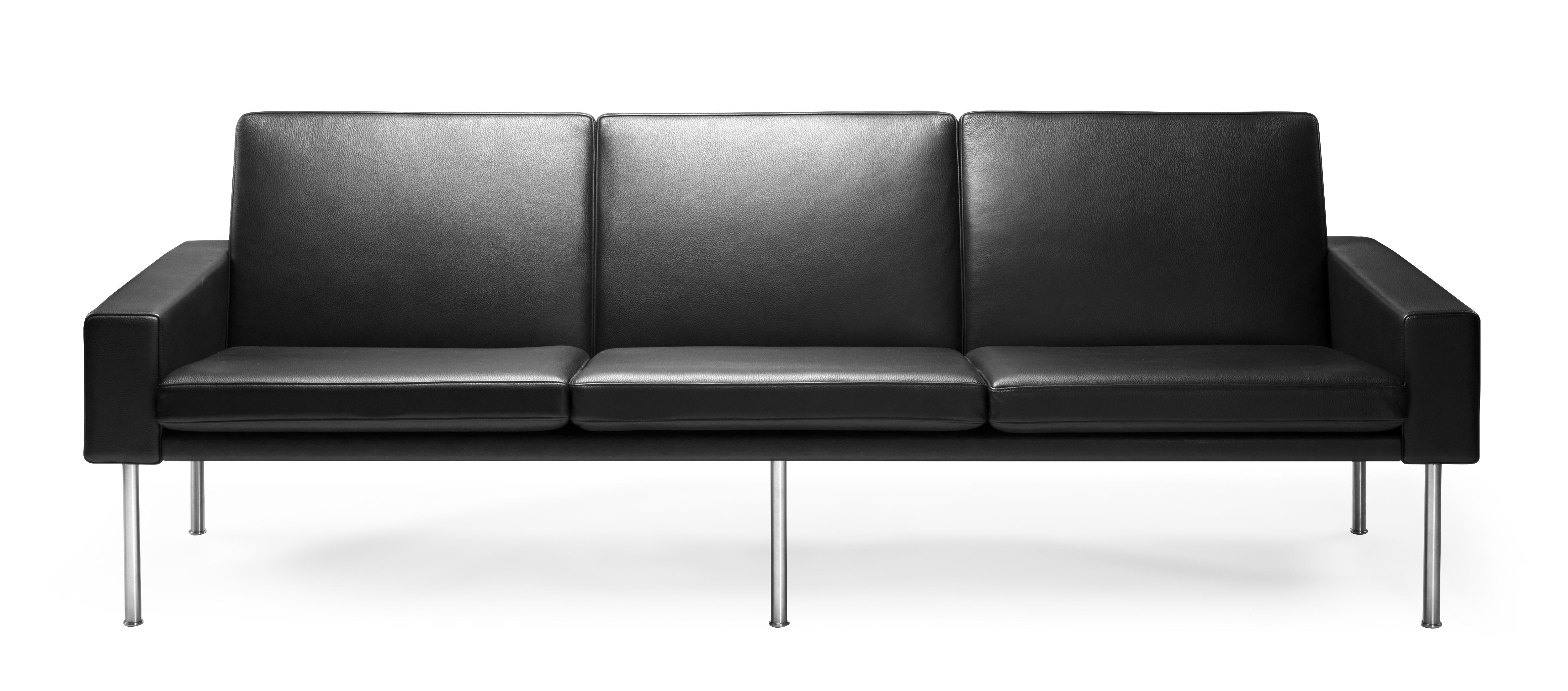 Das Sofa GE 34/3 wurde 1957 von Hans Wegner für GETAMA entworfen und zeichnet sich durch klare, moderne Linien aus, die sich perfekt für jedes Zuhause oder Büro eignen. Der Stuhl wird in der GETAMA-Fabrik im dänischen Gedsted von erfahrenen