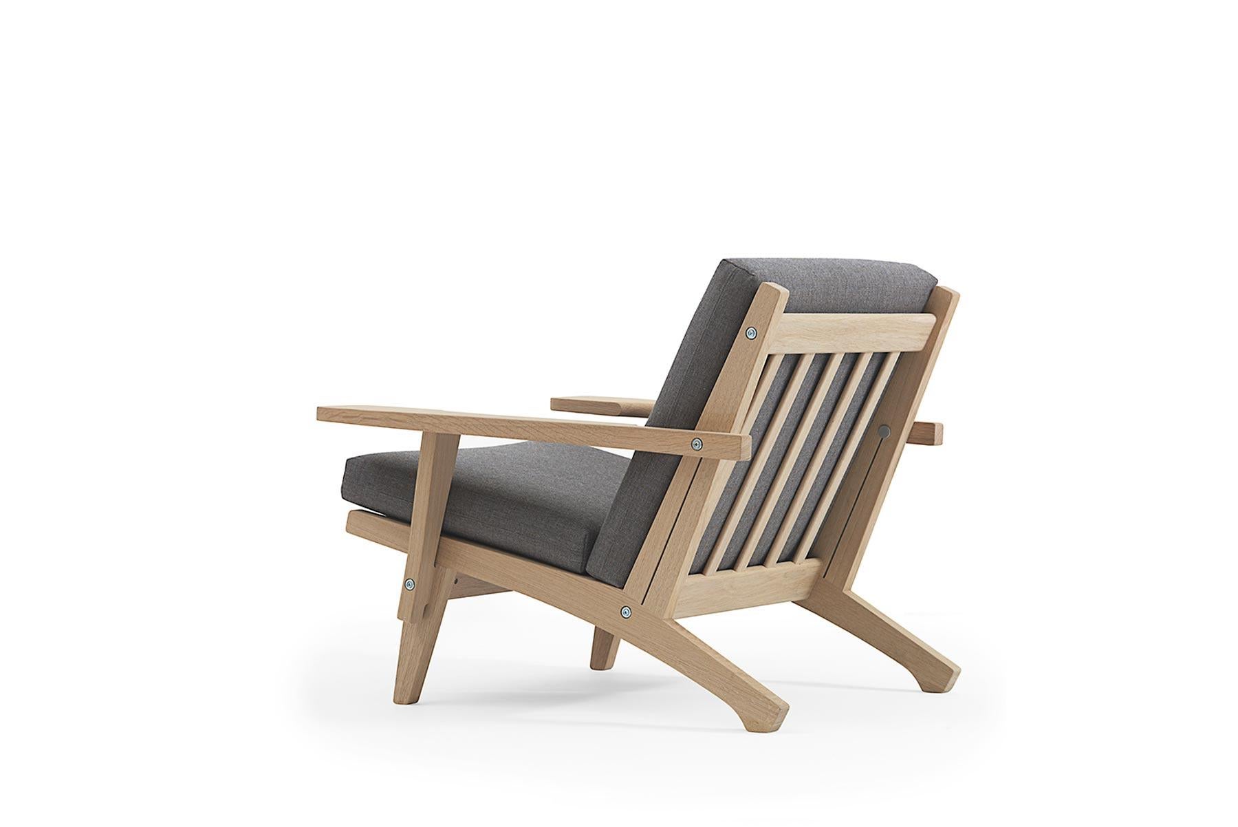 Der 1969 von Hans Wegner entworfene Sessel 370 verbindet klare Linien mit bemerkenswerter Handwerkskunst. Der Stuhl wird in der Getama-Fabrik in Gedsted, Dänemark, von erfahrenen Tischlern nach traditionellen skandinavischen Techniken