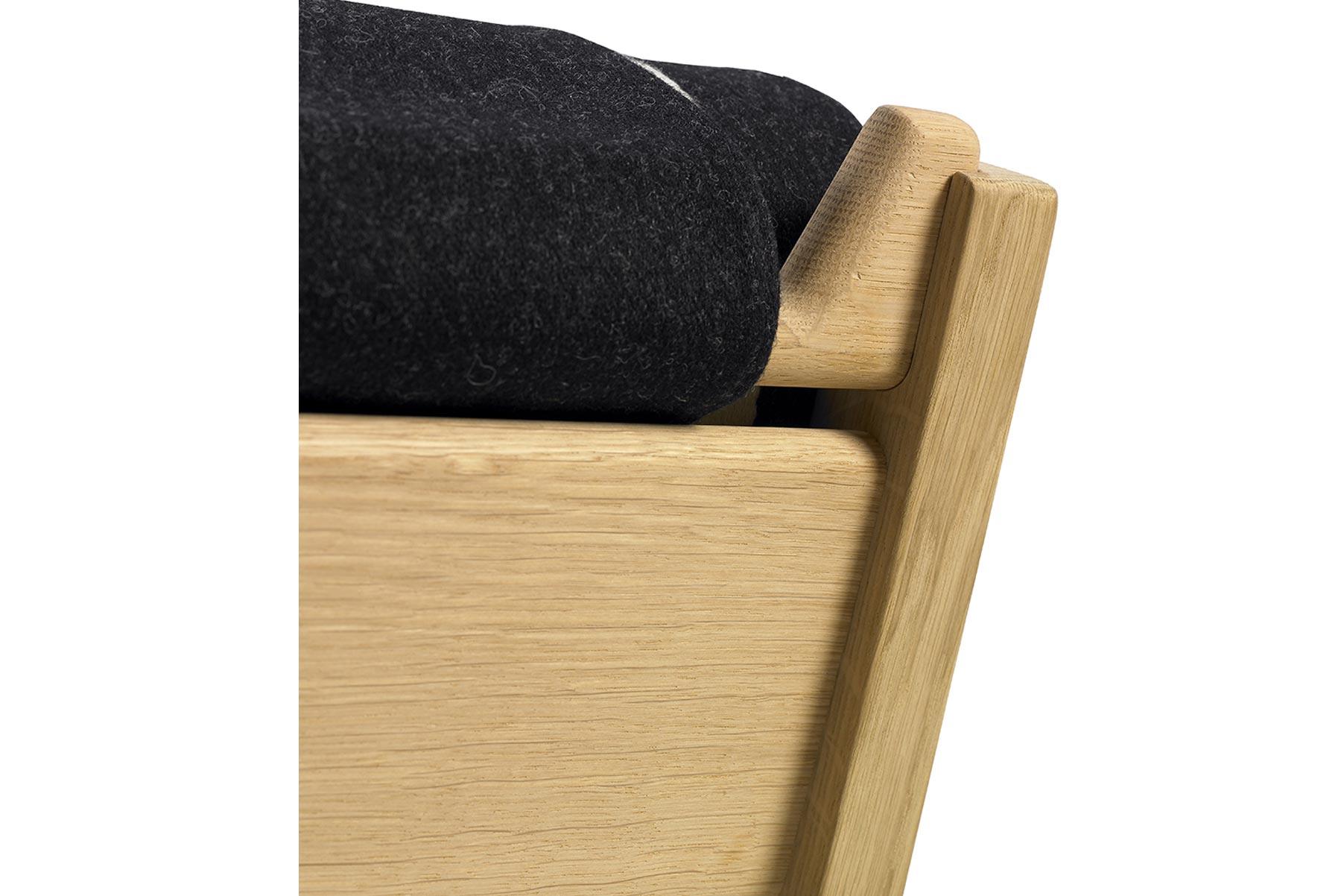 Mid-Century Modern Hans Wegner GE-375 Lounge Chair, Lacquered Oak For Sale