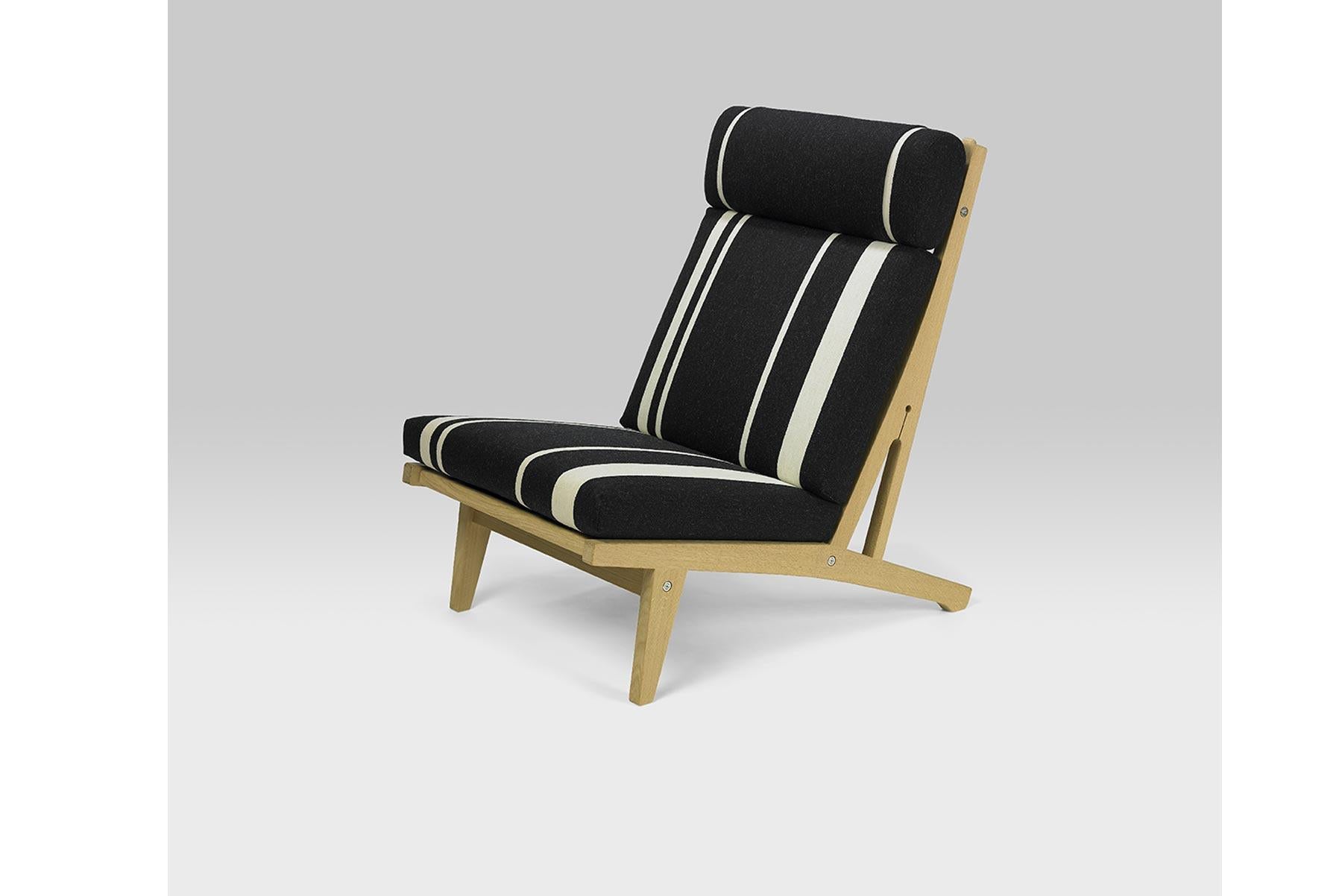 Other Hans Wegner GE-375 Lounge Chair, Lacquered Oak For Sale