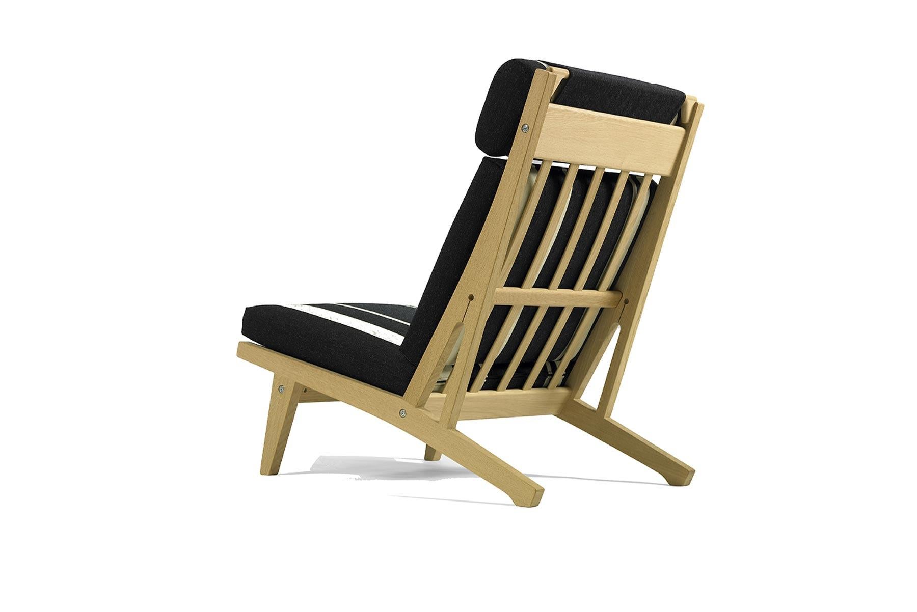 Mid-Century Modern Hans Wegner GE-375 Lounge Chair, Stained Oak For Sale