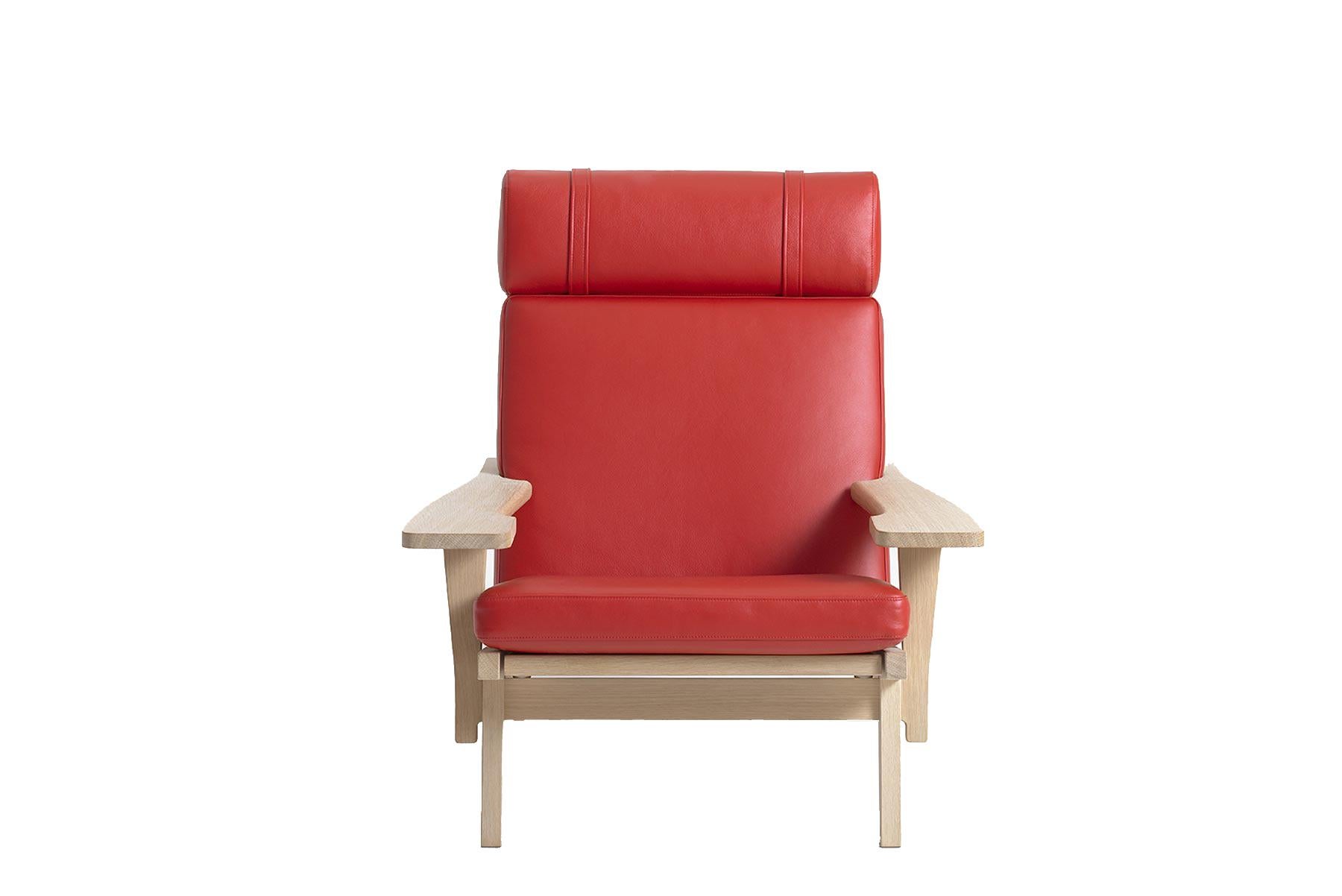 Mid-Century Modern Hans Wegner GE-375 Lounge Chair with Arms, Lacquered Oak For Sale