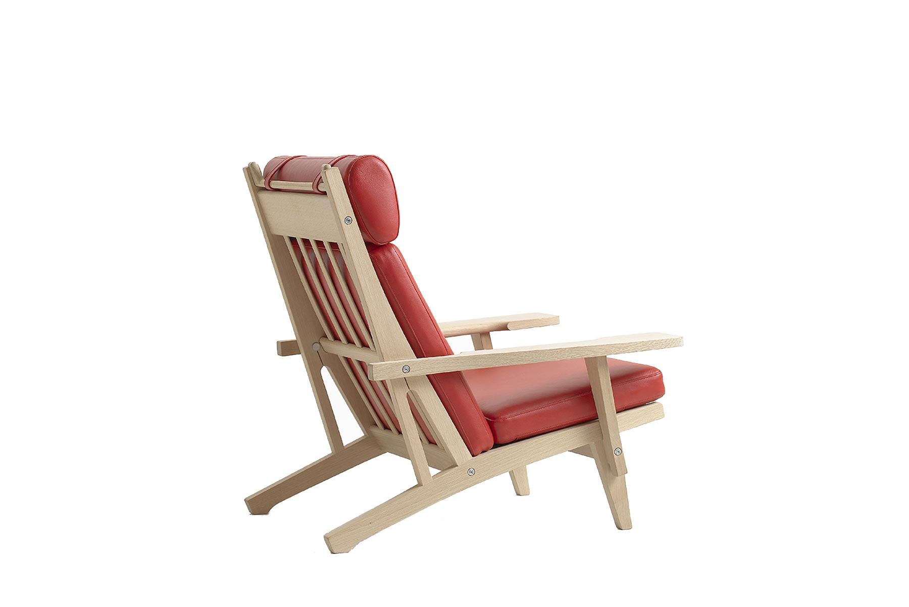 Der 1969 von Hans Wegner entworfene Loungesessel 375A verbindet klare Linien mit bemerkenswerter Handwerkskunst. Der Stuhl wird in der Getama-Fabrik in Gedsted, Dänemark, von erfahrenen Tischlern nach traditionellen skandinavischen Techniken