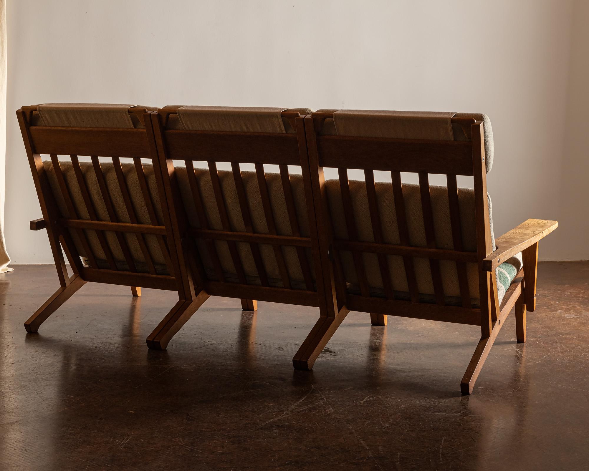 Hans Wegner GE 375 Three-Seat Sofa in Oak, Denmark, 1960s In Good Condition In Sylacauga, AL