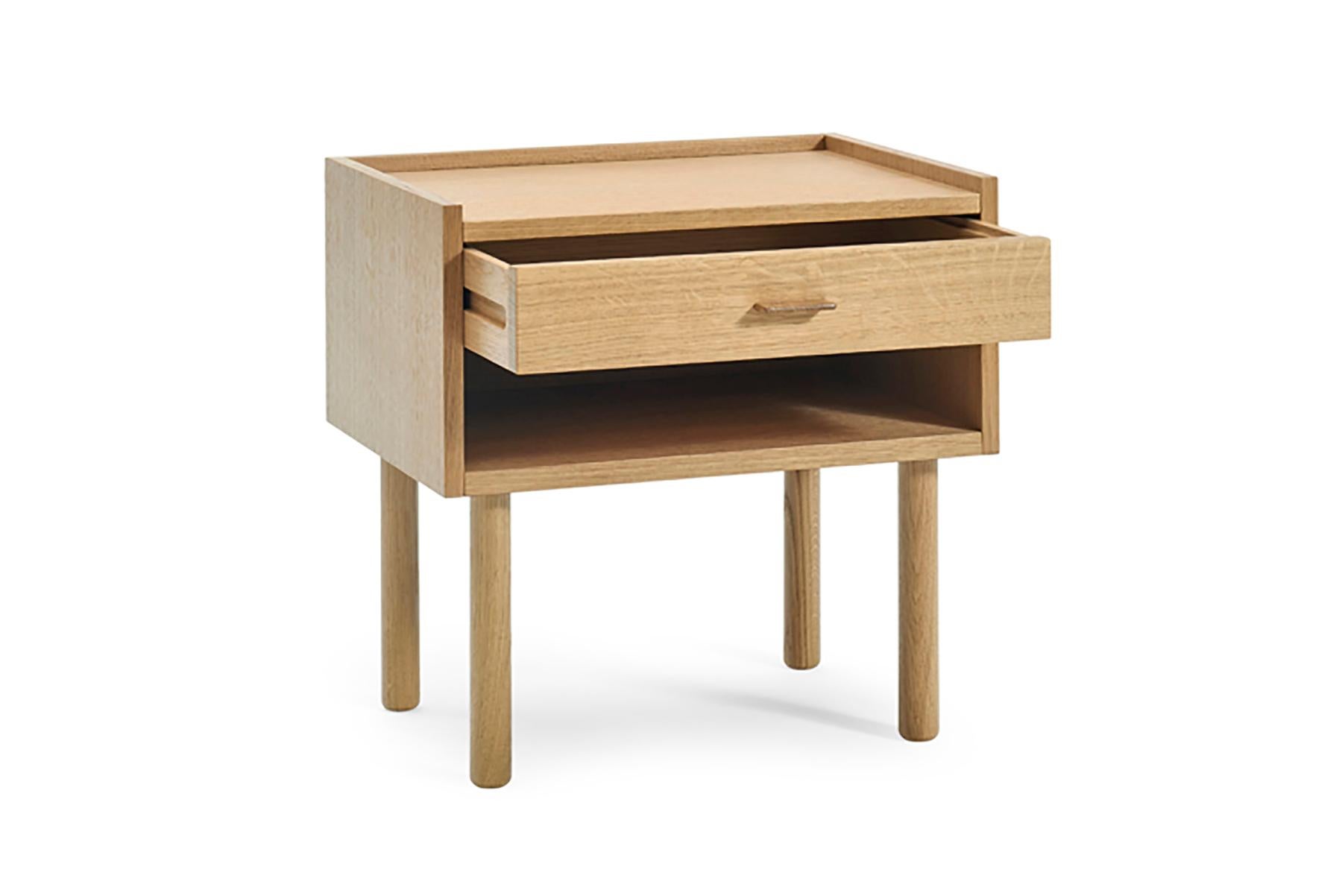 Der Nachttisch 430 wurde 1969 von Hans Wegner für GETAMA entworfen und zeichnet sich durch eine unvergleichliche Handwerkskunst aus. Diese Kommode wird in der GETAMA-Fabrik in Gedsted, Dänemark, von erfahrenen Tischlern nach traditionellen