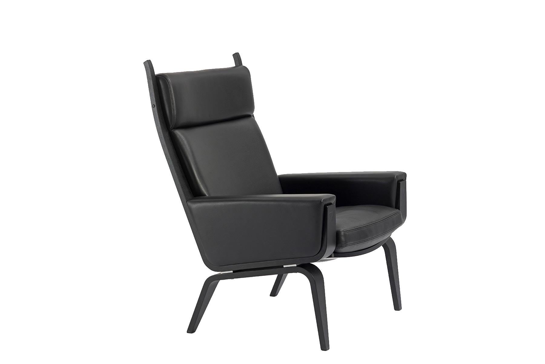 Der 1967 von Hans Wegner entworfene Sessel 501A mit hoher Rückenlehne vereint zeitlose Eleganz und Komfort. Gefertigt aus laminierter, gebogener Eiche und in der GETAMA-Fabrik in Gedsted, Dänemark, von erfahrenen Tischlern nach traditionellen