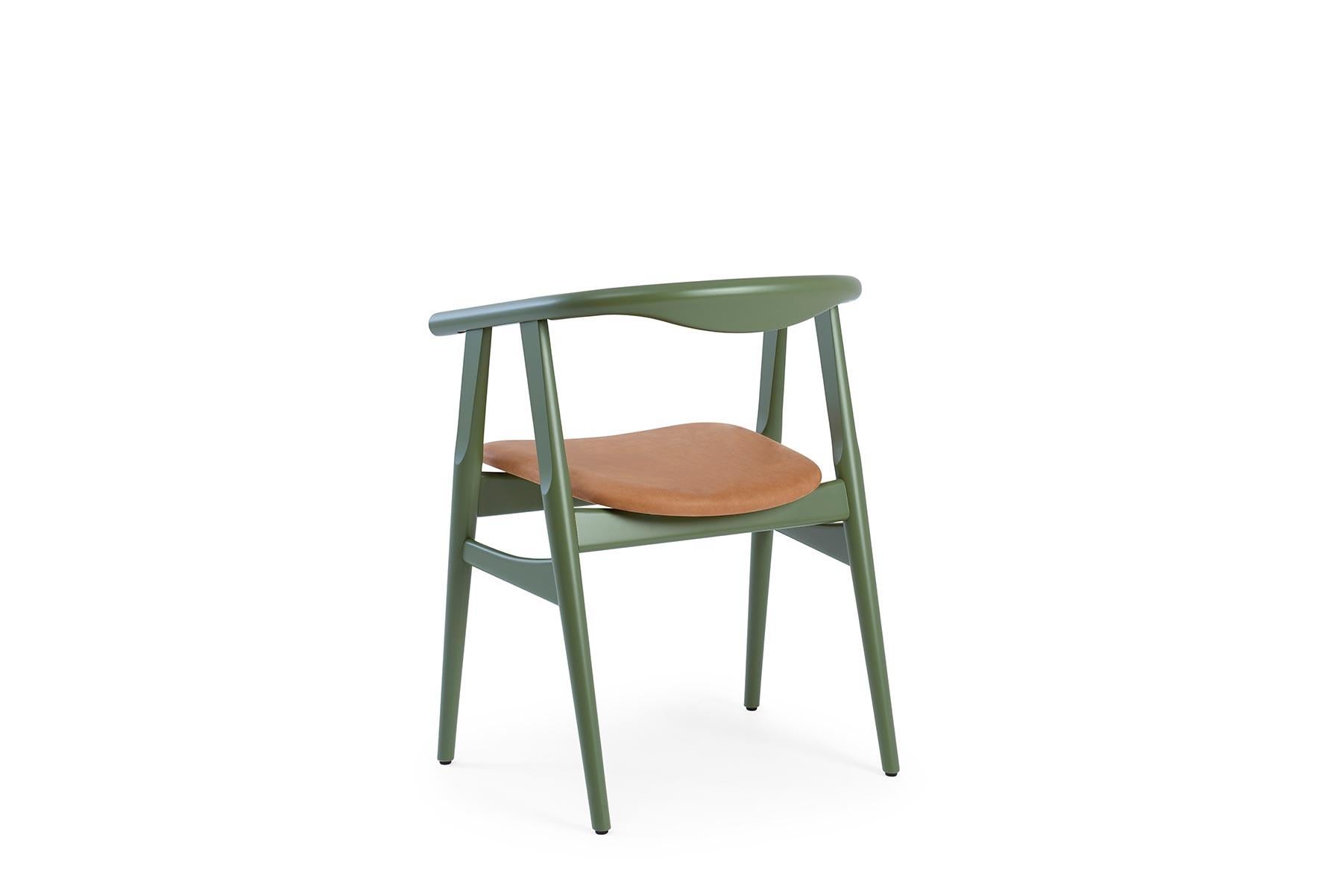 Der 1970 von Hans Wegner entworfene GE 525 Esszimmerstuhl bietet ein wunderschön abgerundetes, aus Holz geformtes Design. Der Stuhl wird in der GETAMA-Fabrik im dänischen Gedsted von erfahrenen Tischlern nach traditionellen skandinavischen Techniken