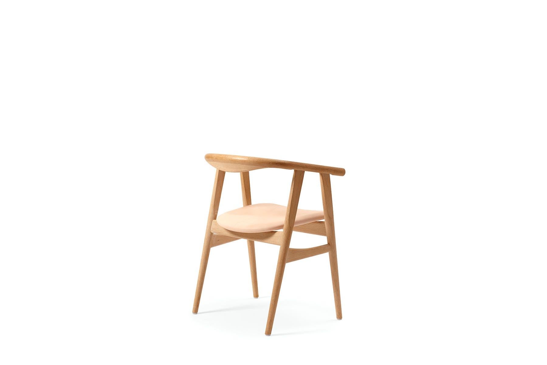 Der 1970 von Hans Wegner entworfene GE 525 Esszimmerstuhl bietet ein wunderschön abgerundetes, aus Holz geformtes Design. Der Stuhl wird in der GETAMA-Fabrik im dänischen Gedsted von erfahrenen Tischlern nach traditionellen skandinavischen Techniken
