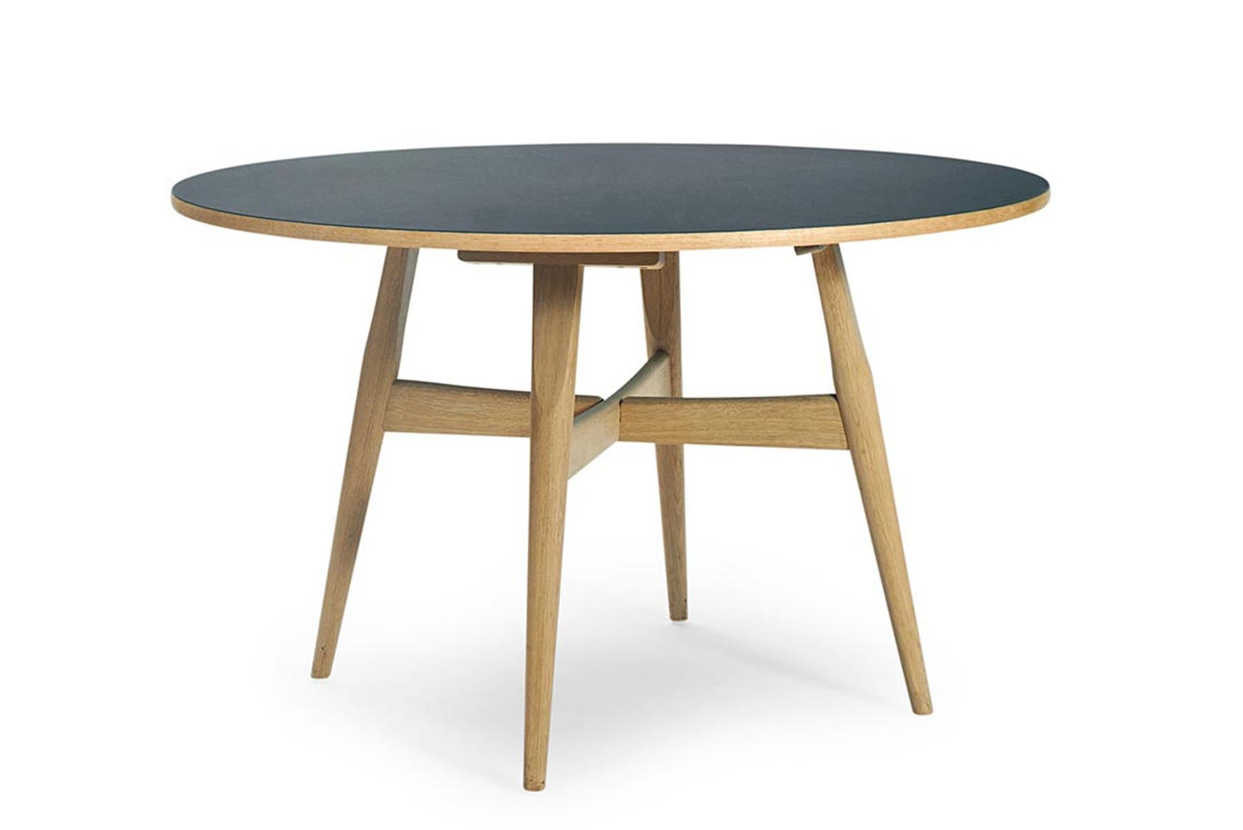 Mid-Century Modern Table de salle à manger GE-526, plateau de table plaqué en chêne avec pieds en chêne en vente