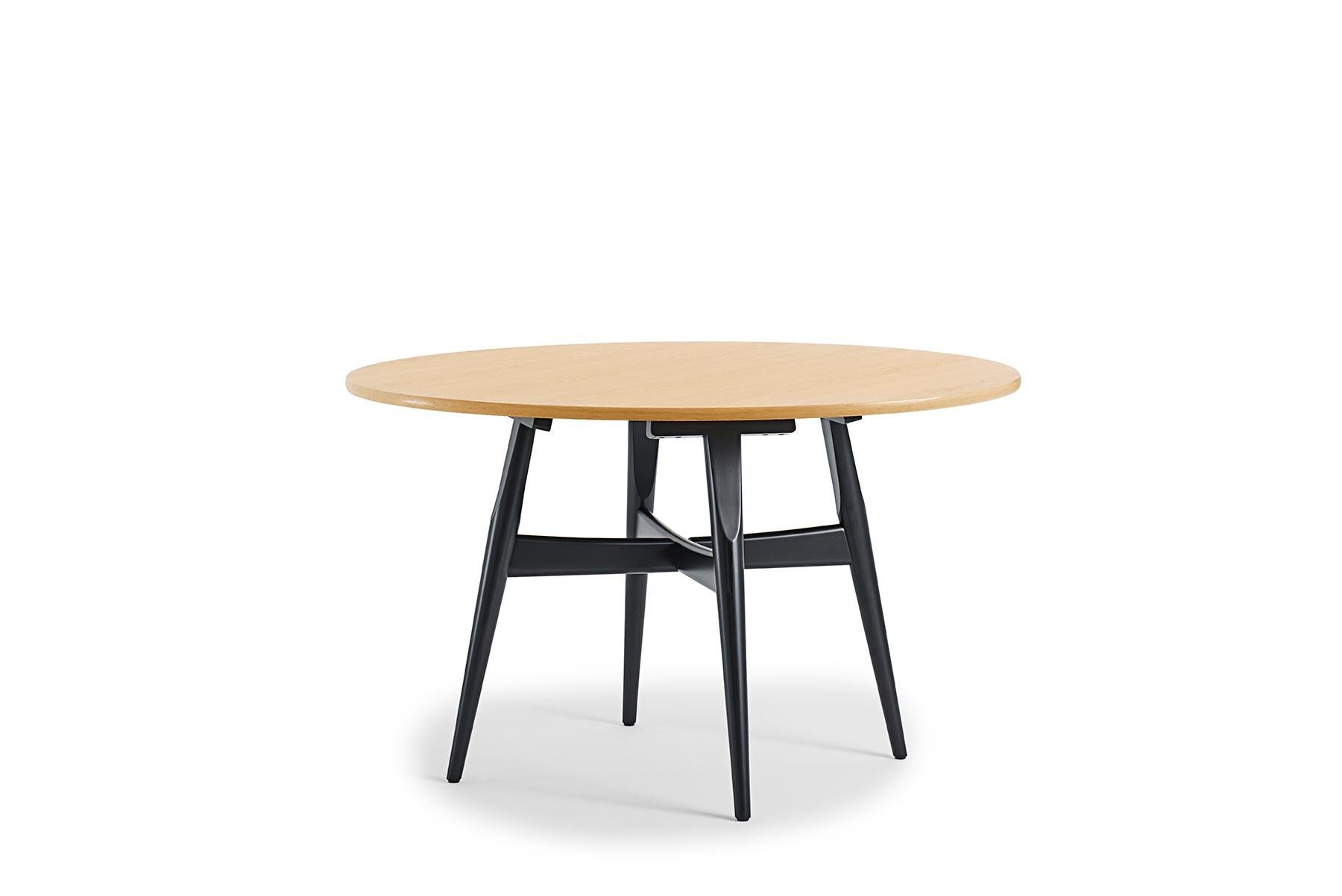 Danois Table de salle à manger GE-526, plateau de table plaqué en chêne avec pieds en chêne en vente