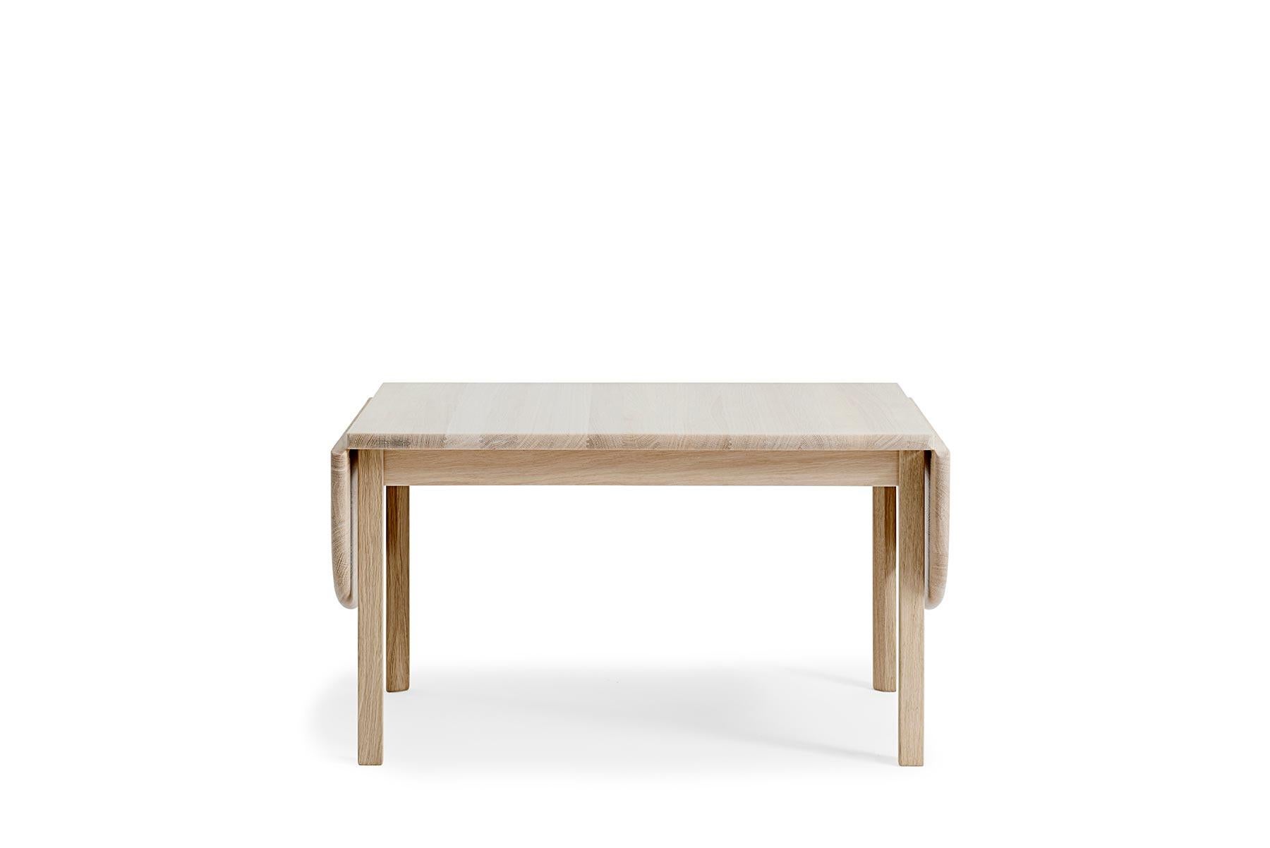 XXIe siècle et contemporain Table basse en chêne laqué Hans Wegner GE, 82/85 en vente