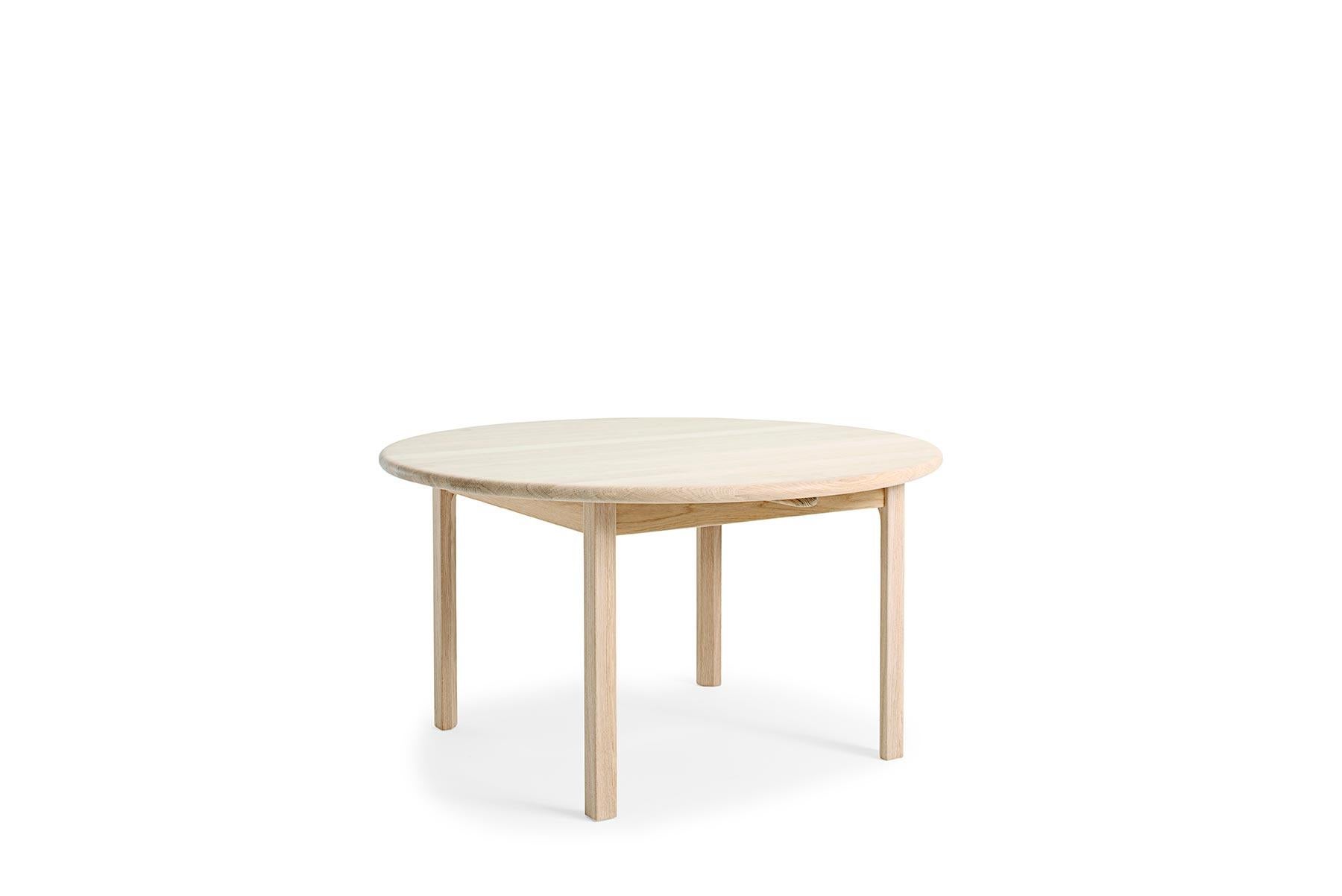 Conçue par Hans Wegner pour GETAMA en 1980, la table basse 83/88 présente un savoir-faire inégalé. Cette table est fabriquée à la main dans l'usine de GETAMA à Gedsted, au Danemark, par des ébénistes qualifiés utilisant des techniques scandinaves