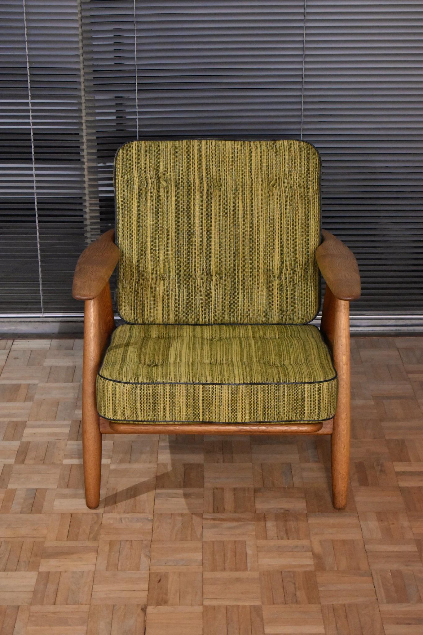 Hans Wegner GE240 Cigar Chair with Original Upholstery In Good Condition In Shepperton, Surrey