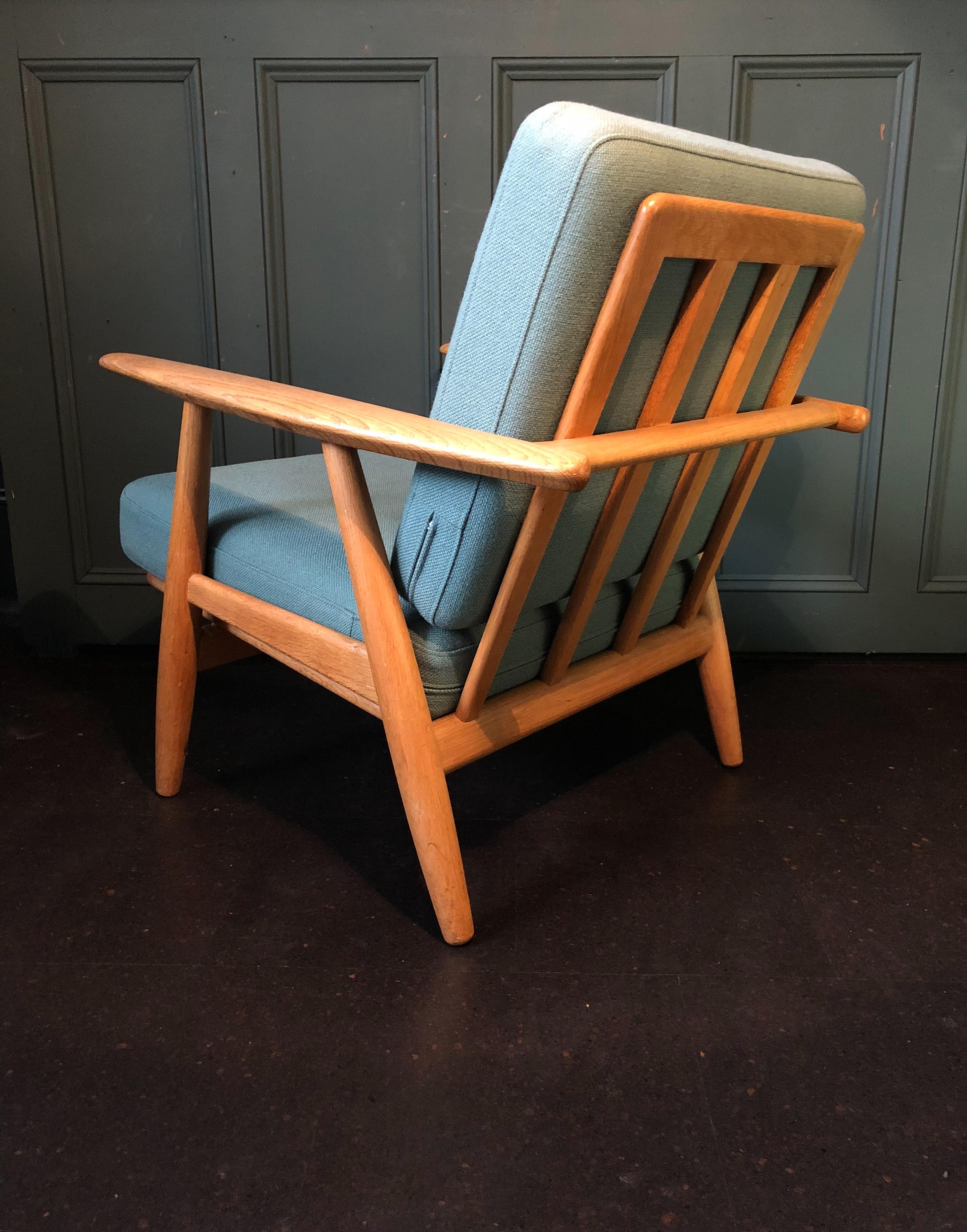 Hans Wegner ge240 Cigar Chair with Ottoman In Good Condition In London, GB