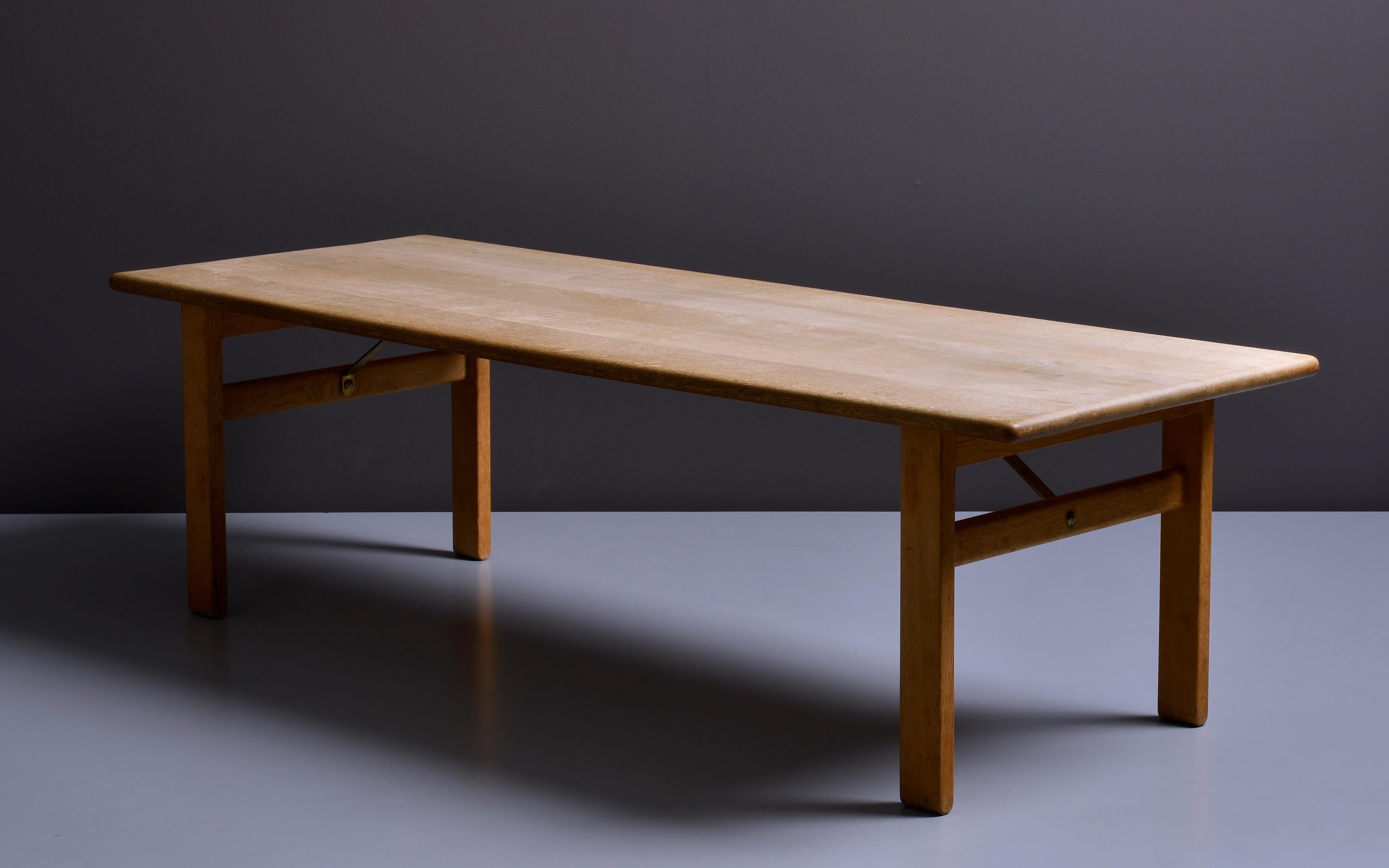Rare table basse Hans J. Wegner par GETAMA en chêne naturel clair et détails en laiton. Assorti à la série de canapés GE290.