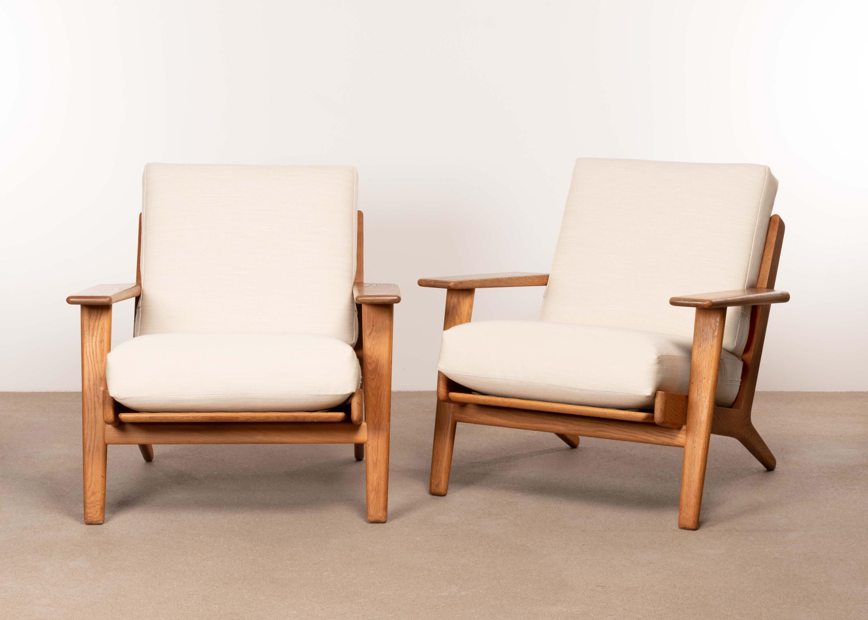 Mid-20th Century Hans Wegner GE290 Pair Easy Chairs in Light Beige Wool for GETAMA, Denmark