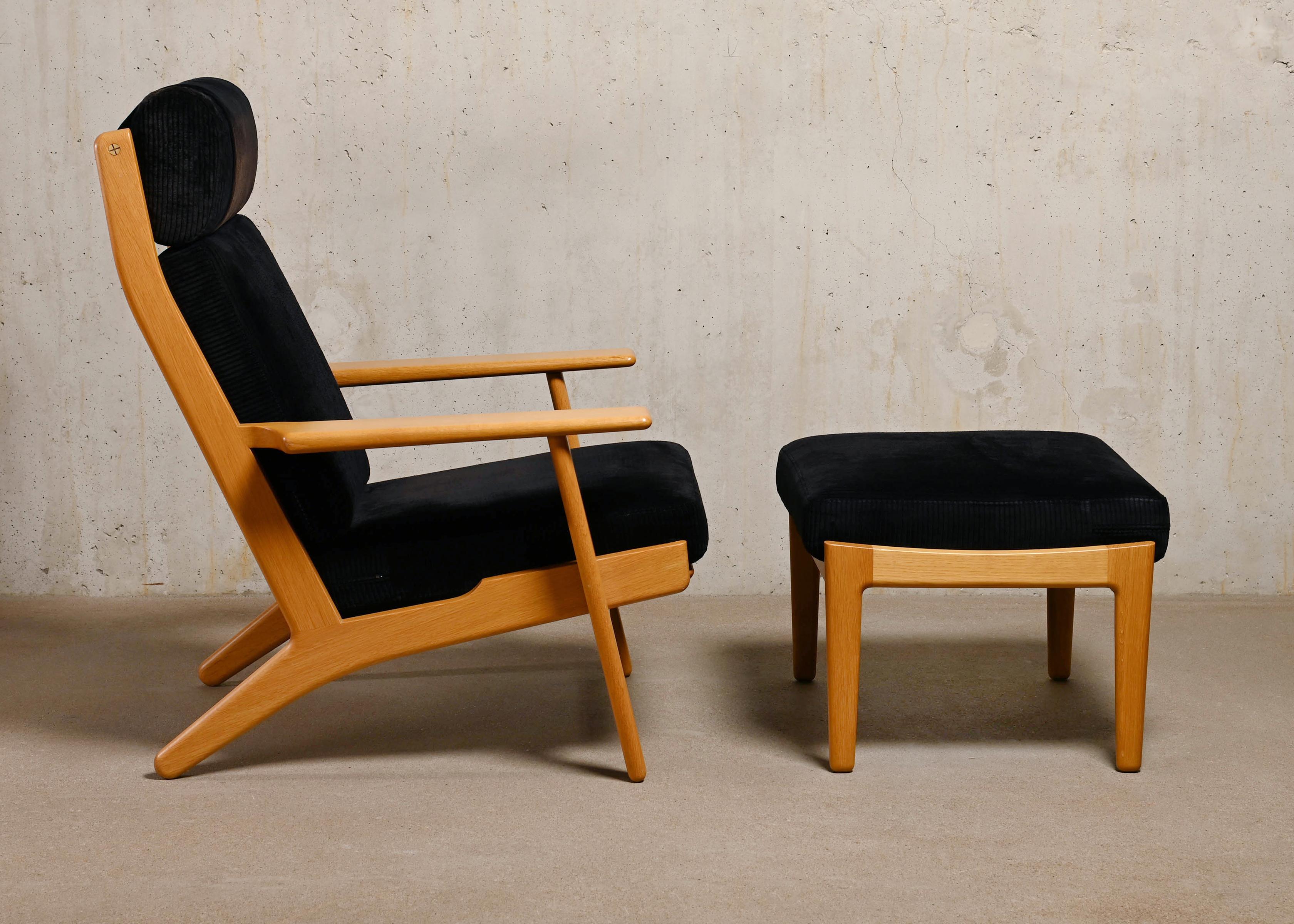 Great example of Hans Hans Wegner model GE290A lounge chair and matching ottoman for GETAMA. High quality hand crafted solid oak frame in very good condition. Original spring cushions upholstered with black corduroy fabric. The fabric and cushions