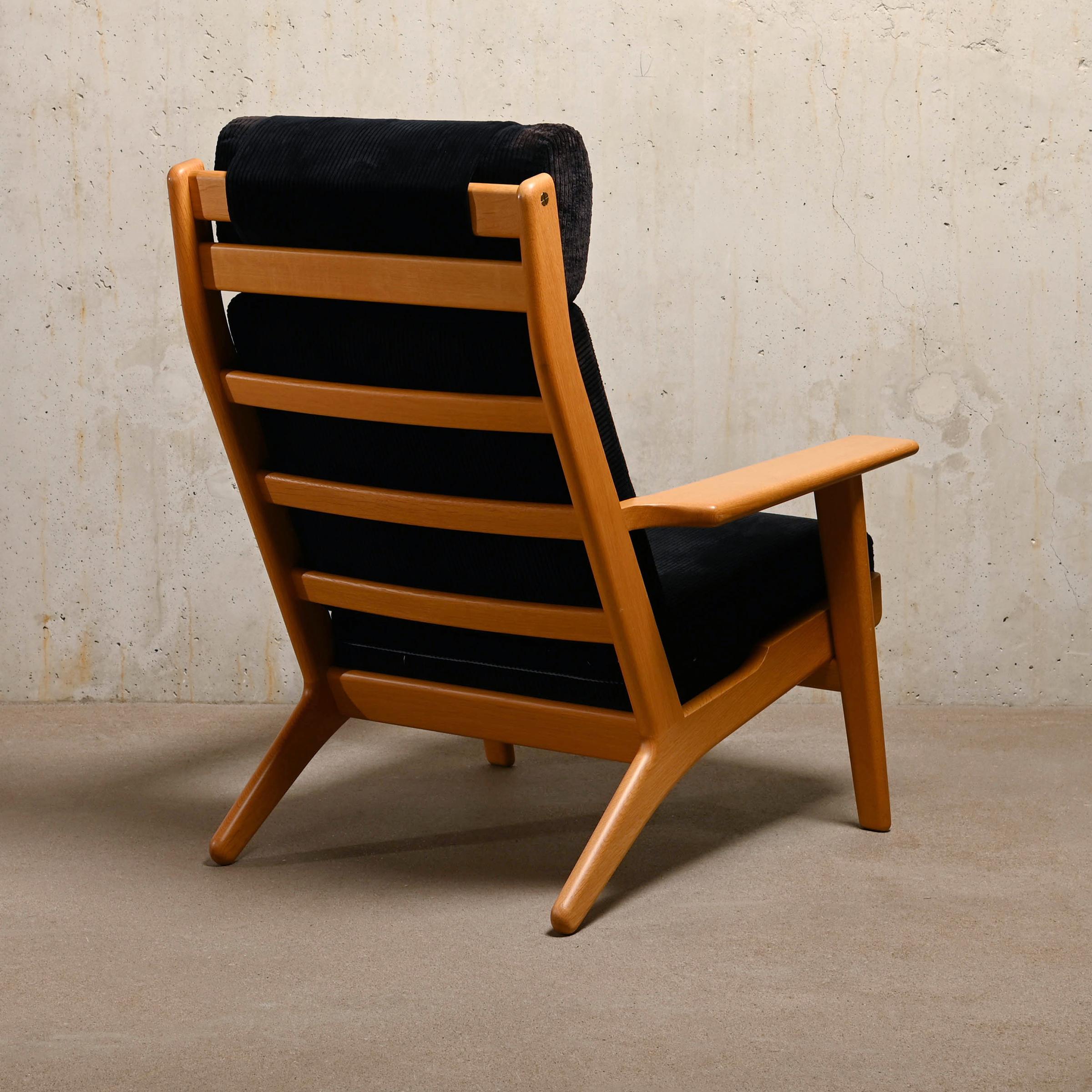 Hans Wegner GE290a Lounge Chair in Black Corduroy Fabric for GETAMA In Good Condition In Amsterdam, NL