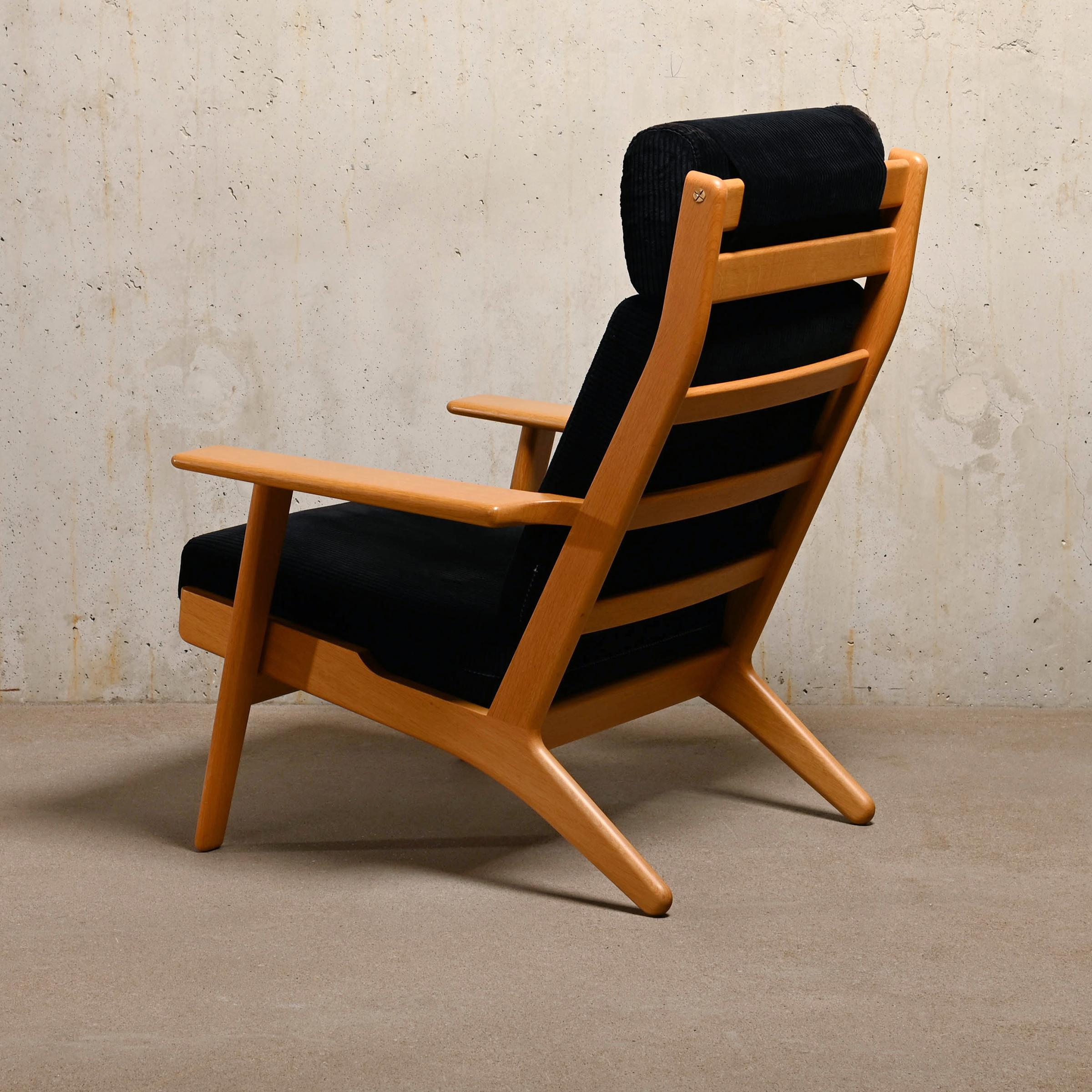 Metal Hans Wegner GE290a Lounge Chair in Black Corduroy Fabric for GETAMA
