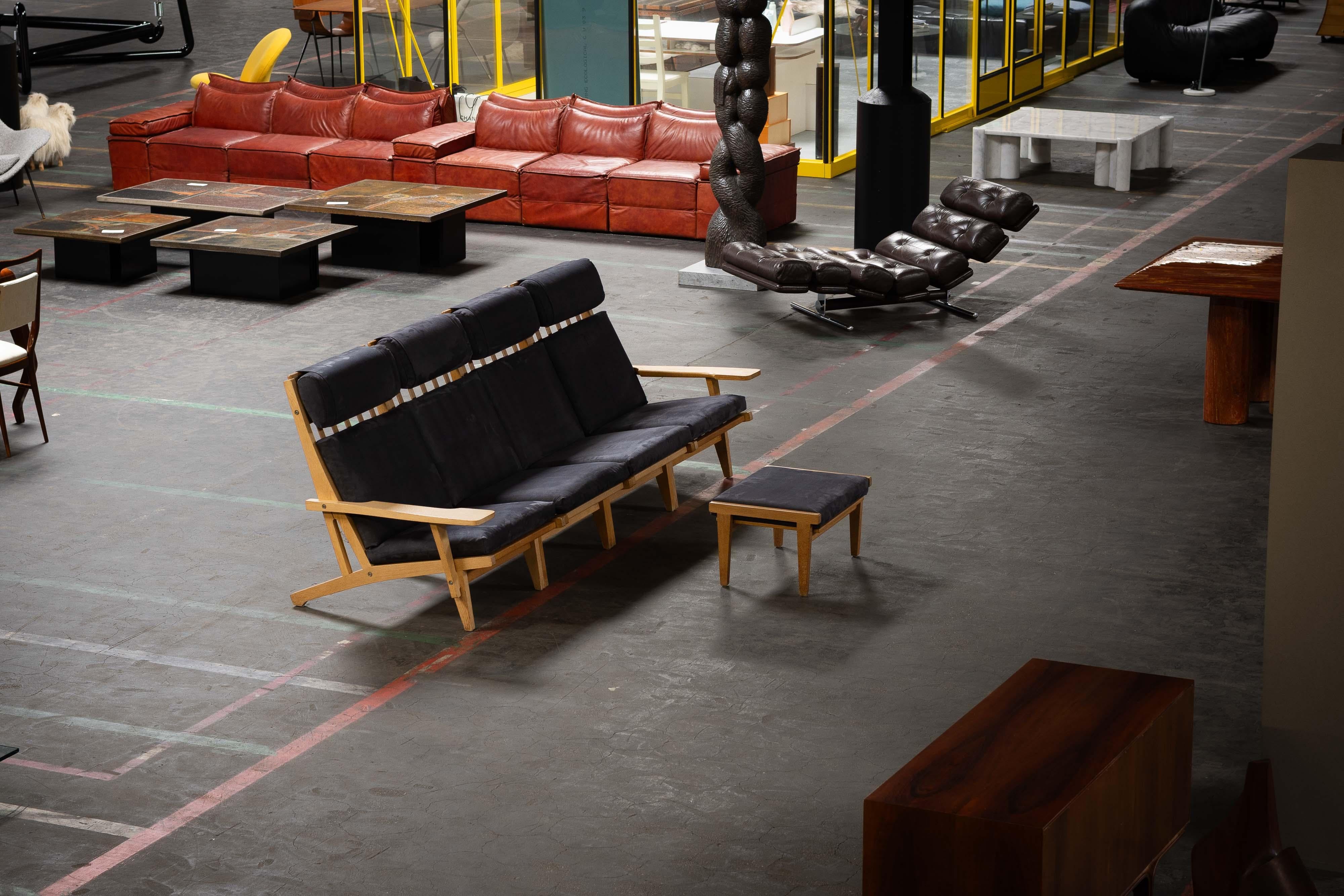 Laissez-vous séduire par l'élégance intemporelle du groupe de sièges GE375, un chef-d'œuvre de design conçu par le légendaire Hans J. Wegner et méticuleusement fabriqué par Getama en 1969. Construit en chêne massif avec la précision et le
