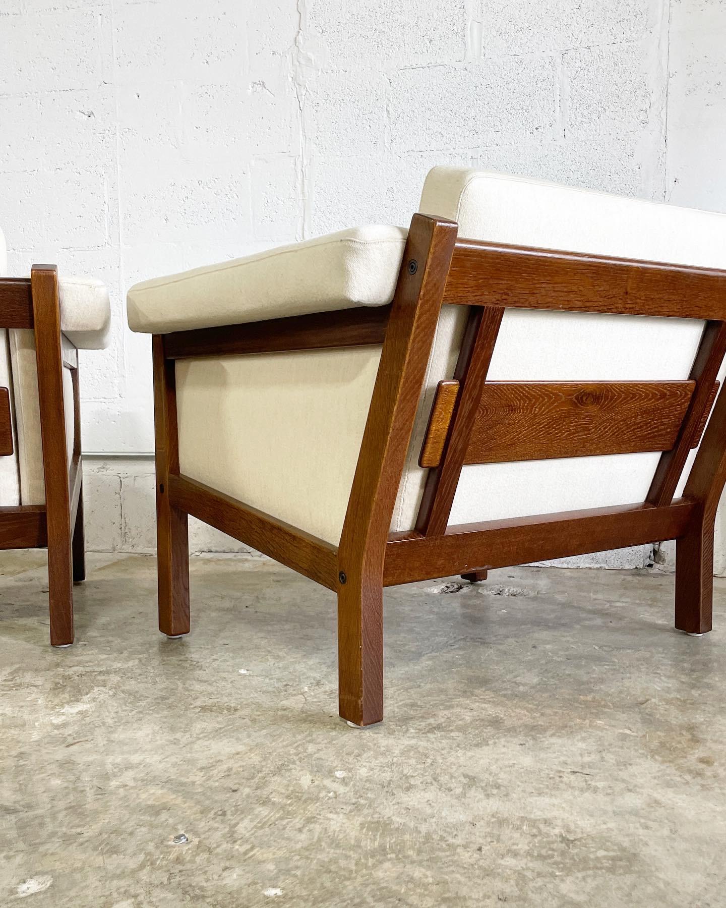 Hans Wegner Ge40 Getama Danish Modern of Lounge Chairs - a Pair In Good Condition For Sale In Fort Lauderdale, FL