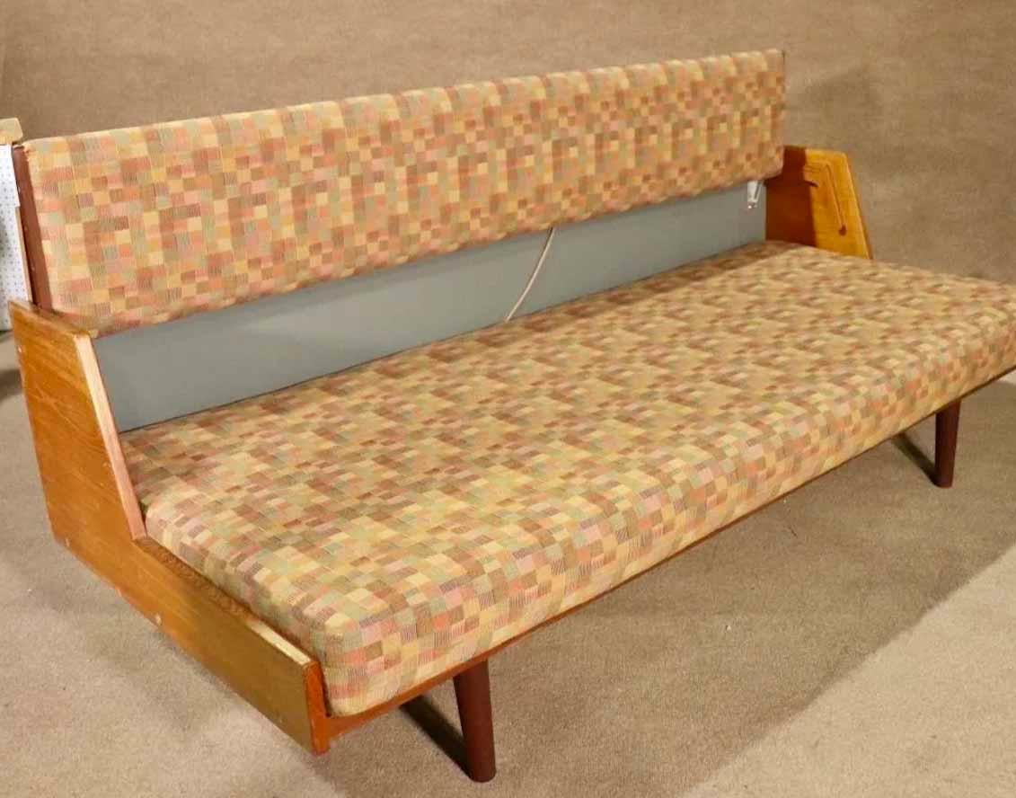 Low sofa with lifting backrest to open to a daybed. Designed by Hans Wegner with simple mid-century lines and construction.
Please confirm location.