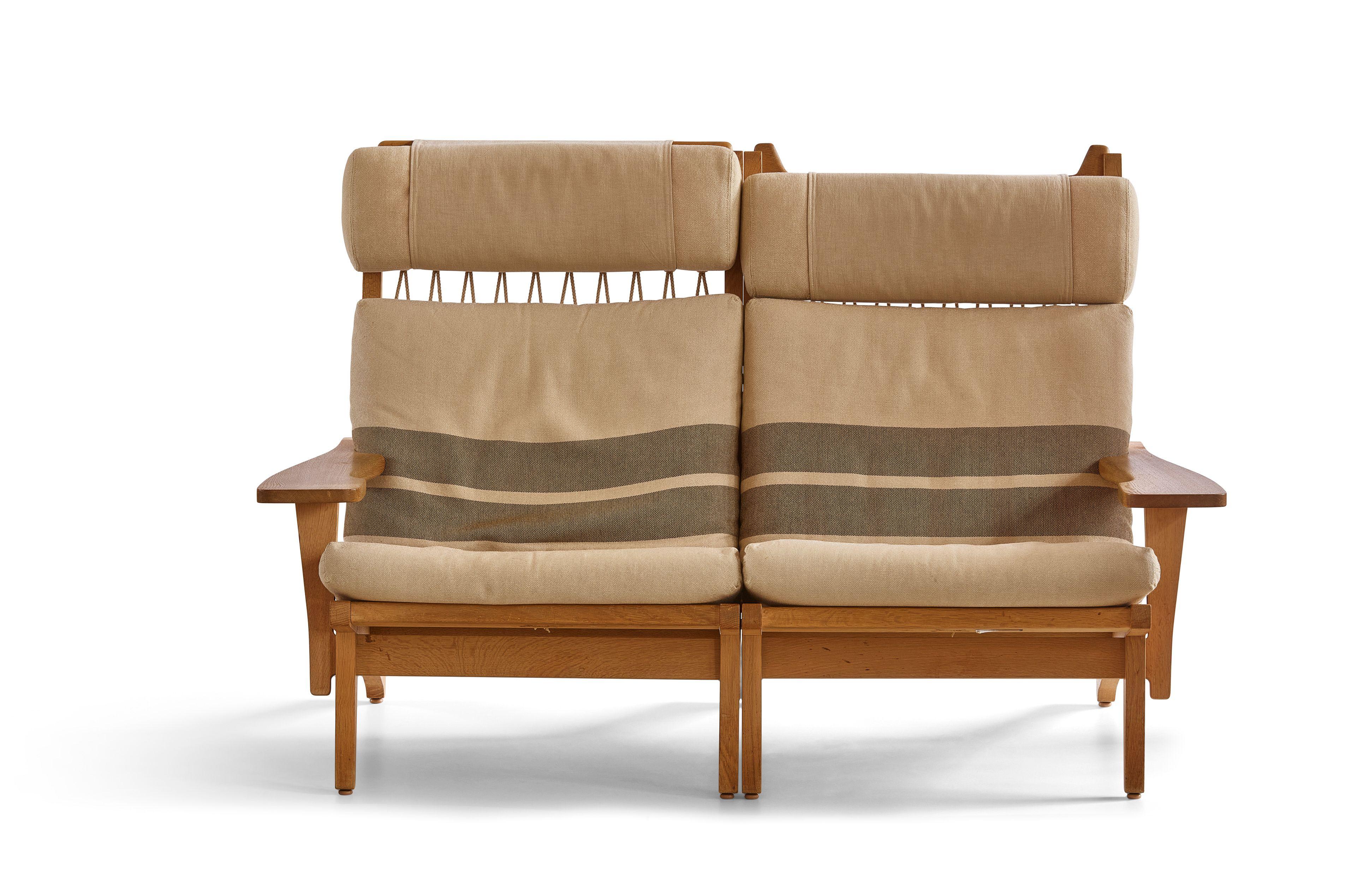 Un estupendo y especial canapé de roble macizo Hans Wegner para Getama.
Este ejemplo se creó de forma que los dos asientos pueden separarse y utilizarse como tumbonas individuales o unirse mediante un herraje metálico especial para crear un sofá.  