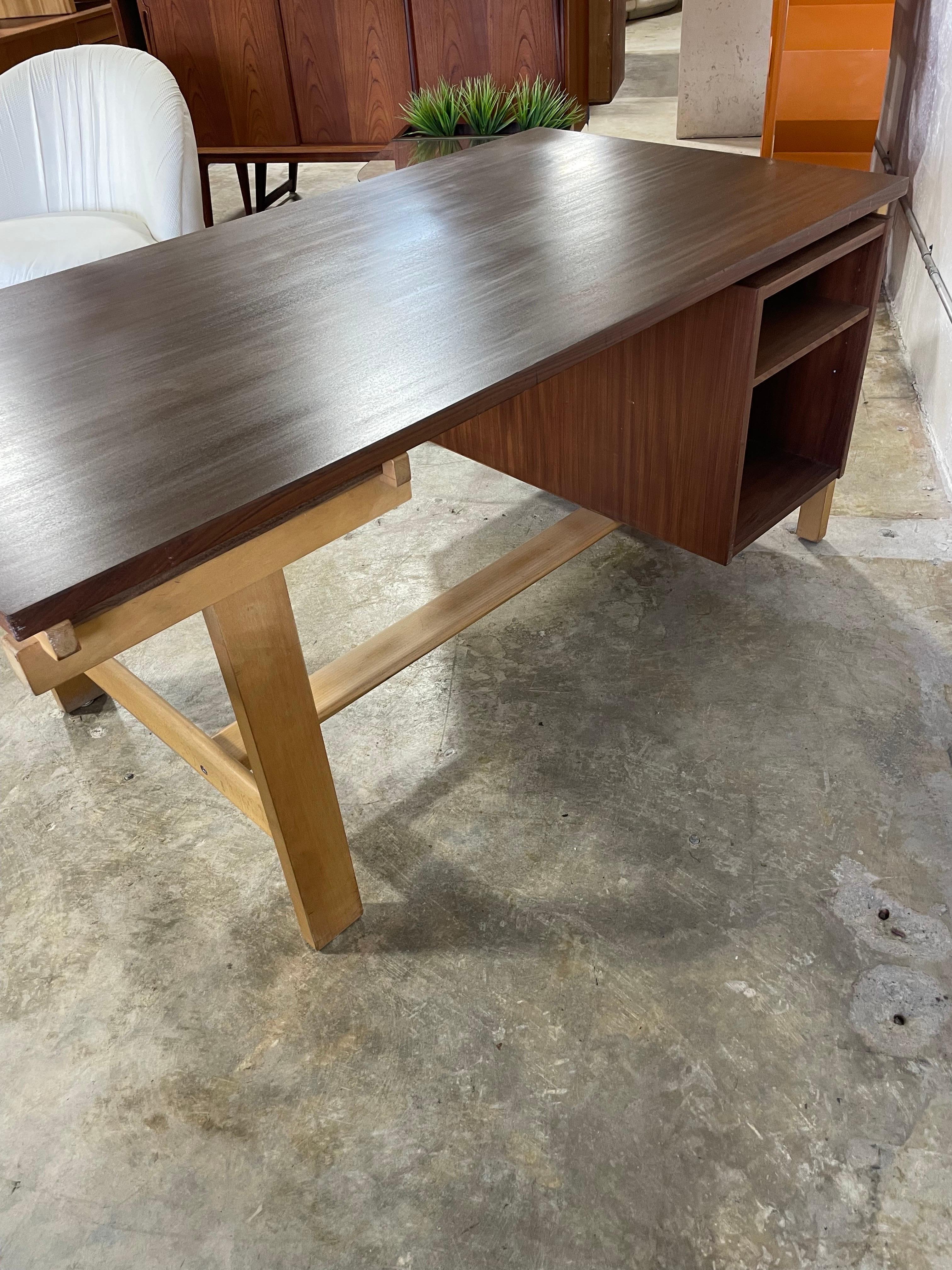 Scrivania galleggiante direzionale Getama di Hans Wegner in vendita 3