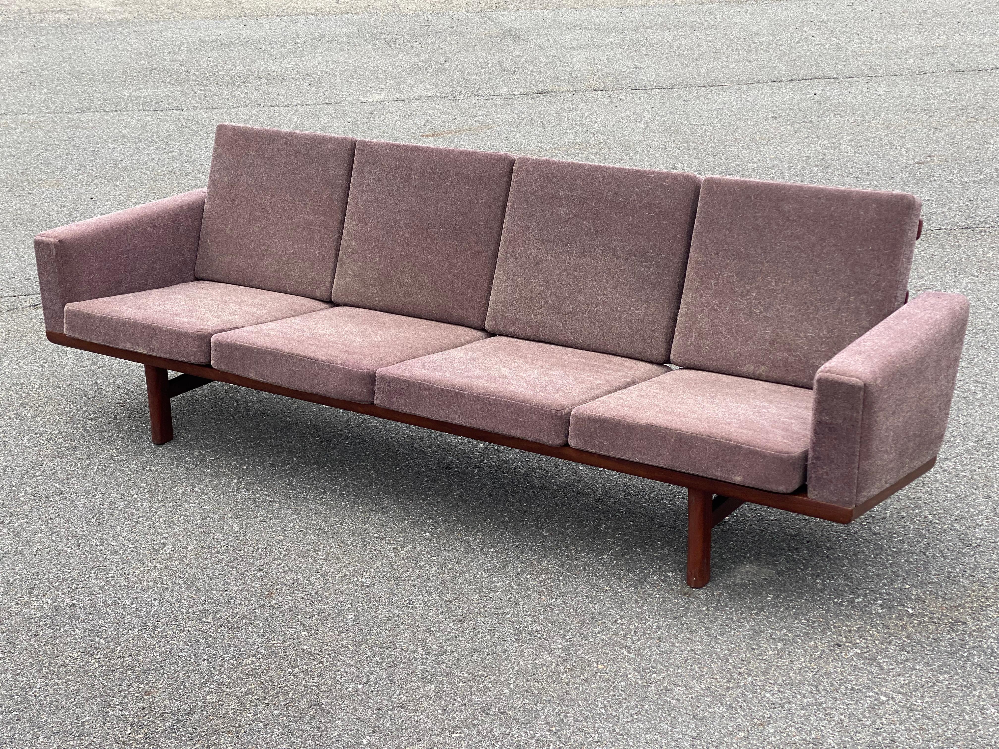 Sofa GE-236 von Hans J. Wegner für GETAMA. Dänische Moderne in ihrer schönsten Form. Signiert mit Einbrandzeichen auf dem unteren Keilrahmen. Rückenlehne, Beine und Untergestell aus massivem Teakholz mit Lattenrost. Circa 1960. Dieses Sofa hat eine