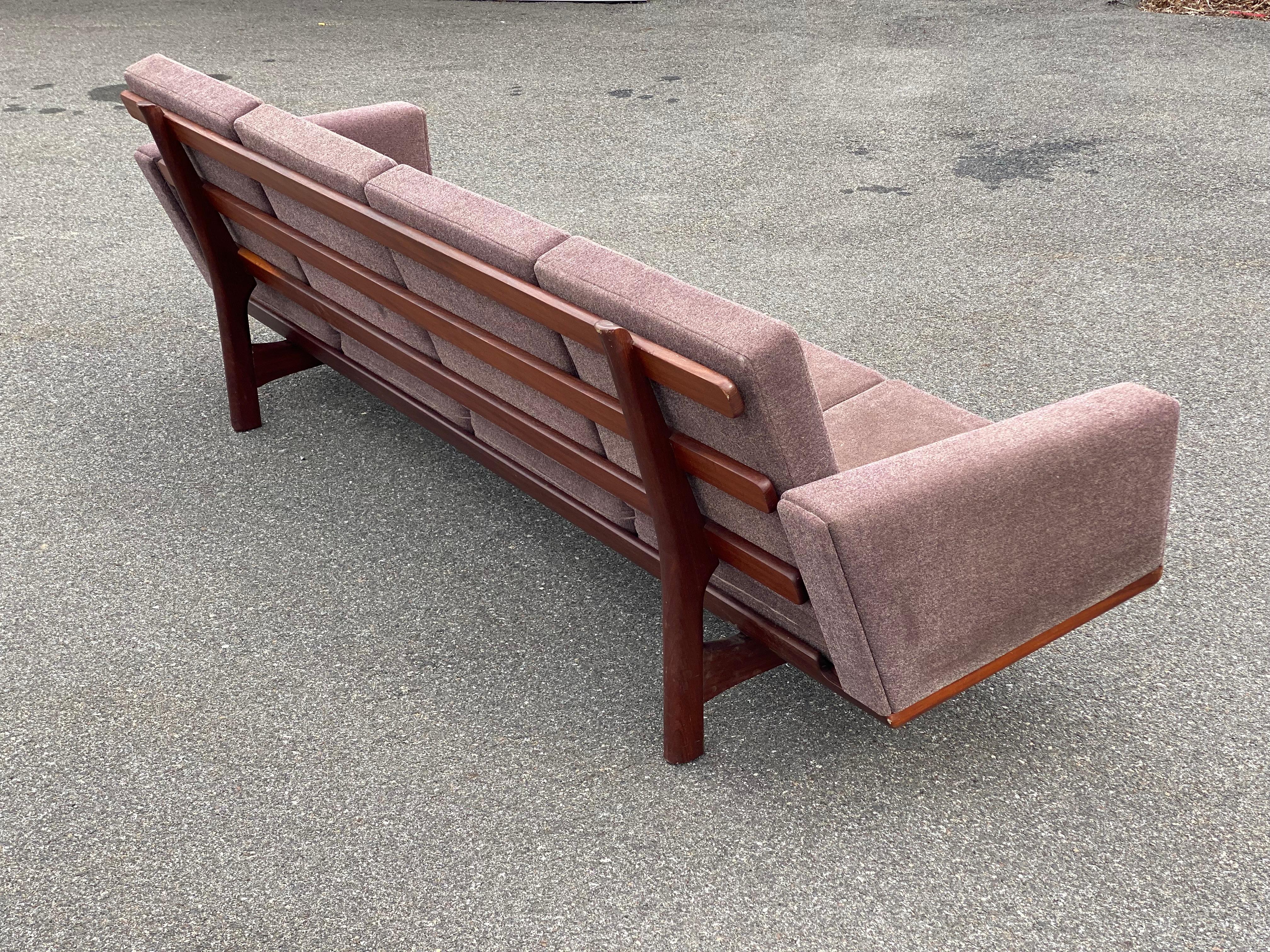 Hans Wegner Getama GE-236 Viersitzer-Sofa aus Teakholz im Zustand „Gut“ im Angebot in Garnerville, NY